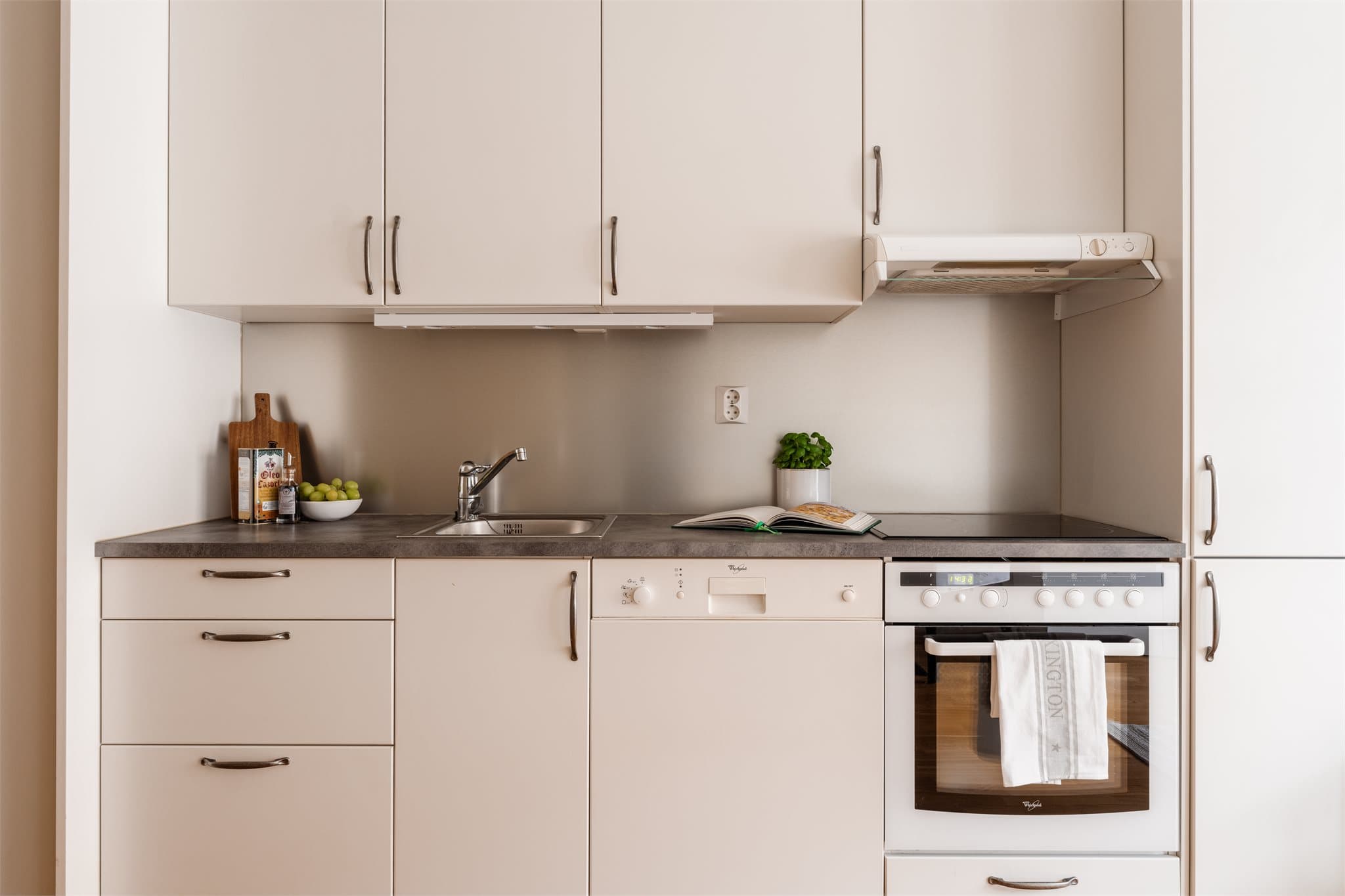 Kjøkkeninnredning fra Norema med integrert stekeovn og kjøl/frys.