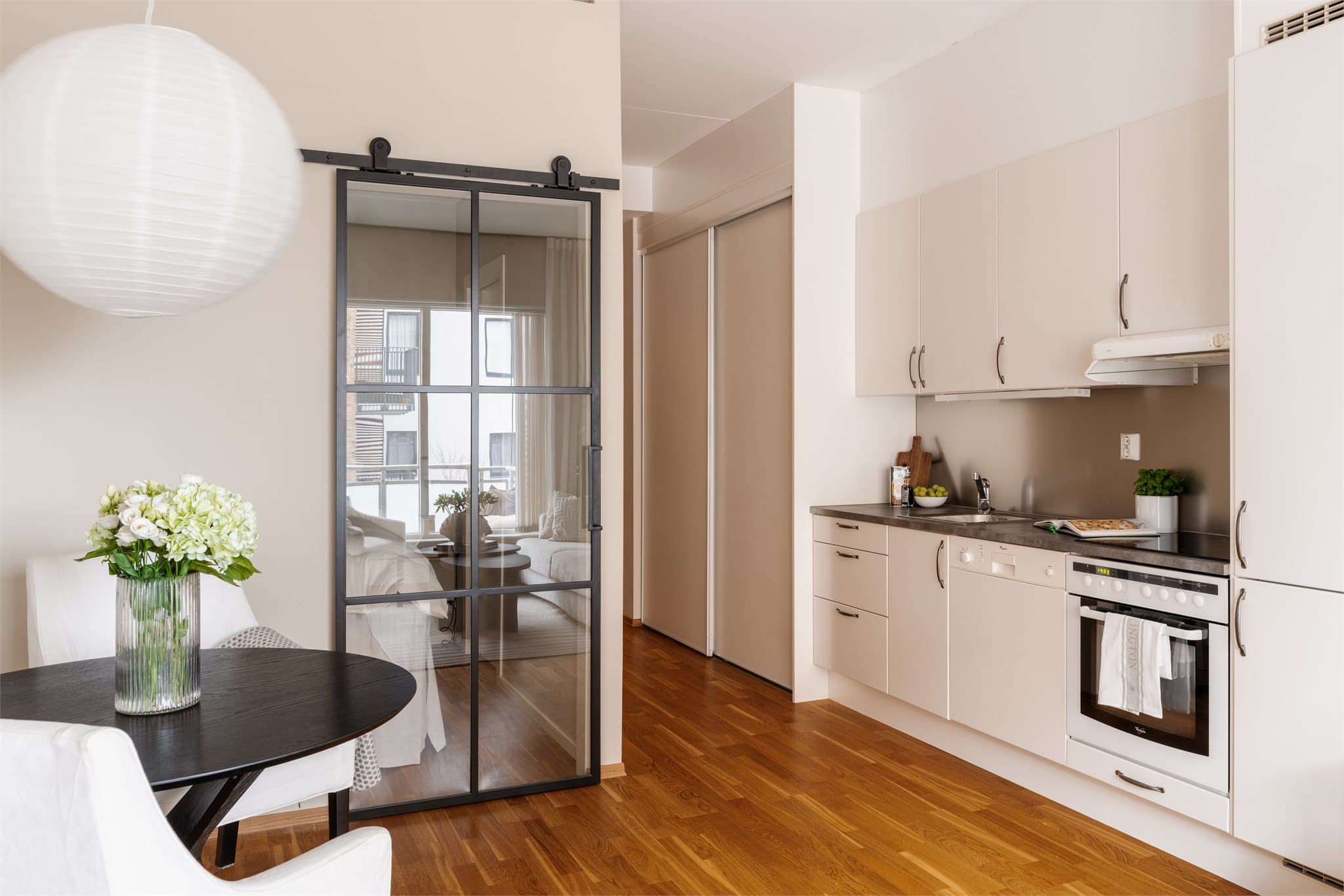 En gjennomgående 3-stavs eikeparkett skaper en helhetlig og varm atmosfære.