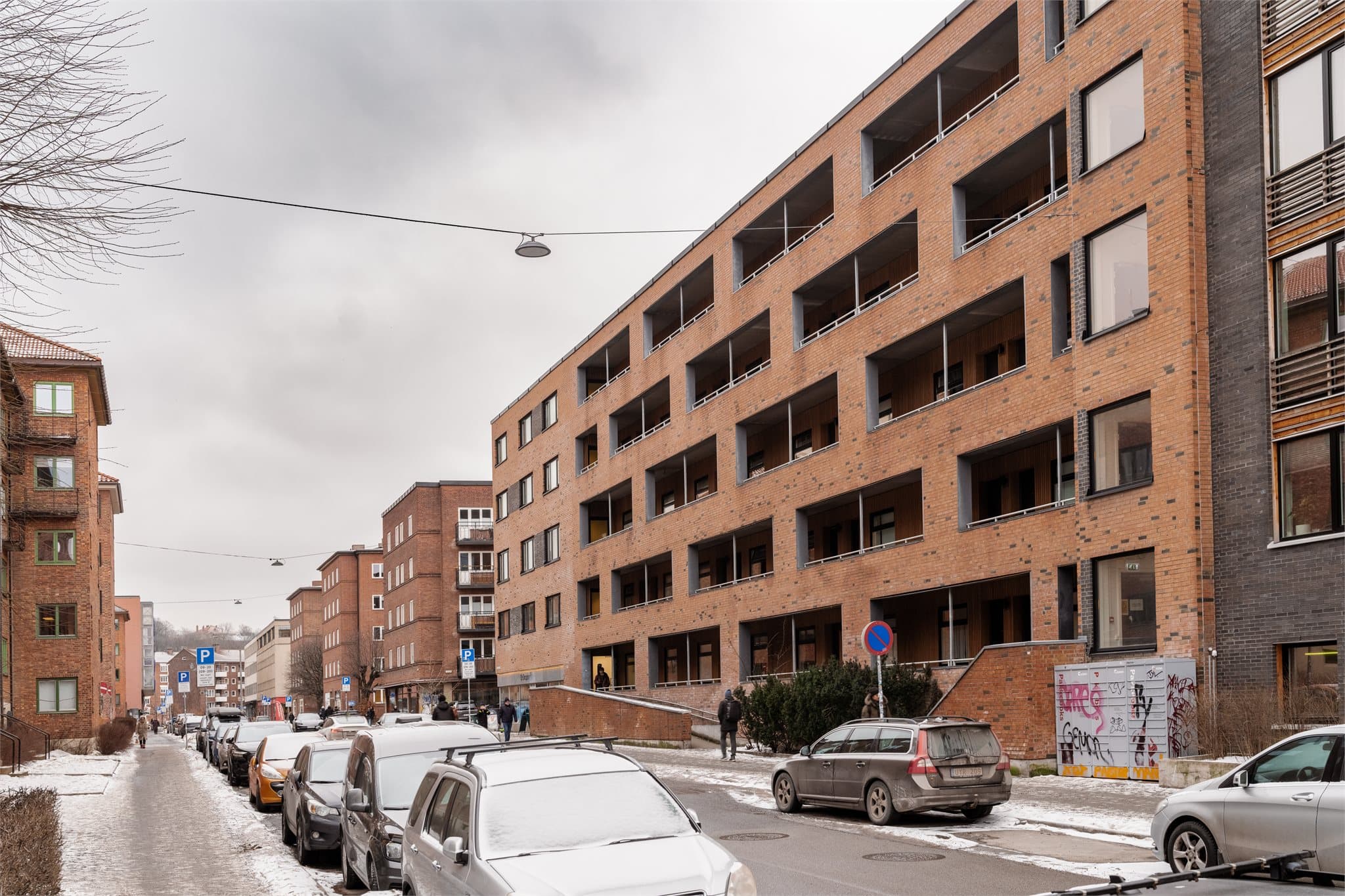 Eiendommen ligger sentralt til på Rodeløkka, med dagligvarebutikker som Spar og Kiwi i gangavstand.
