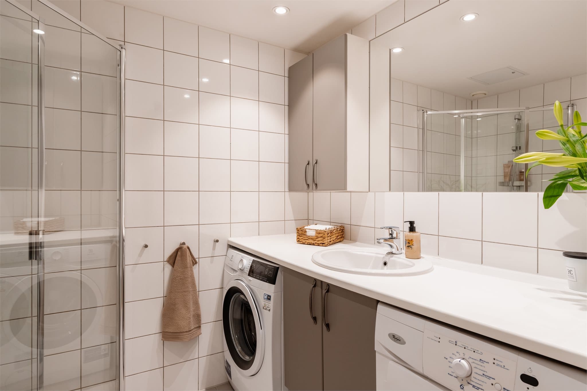 Innredning med servant og god benkeplass. Elektriske varmekabler i gulvet for økt komfort.