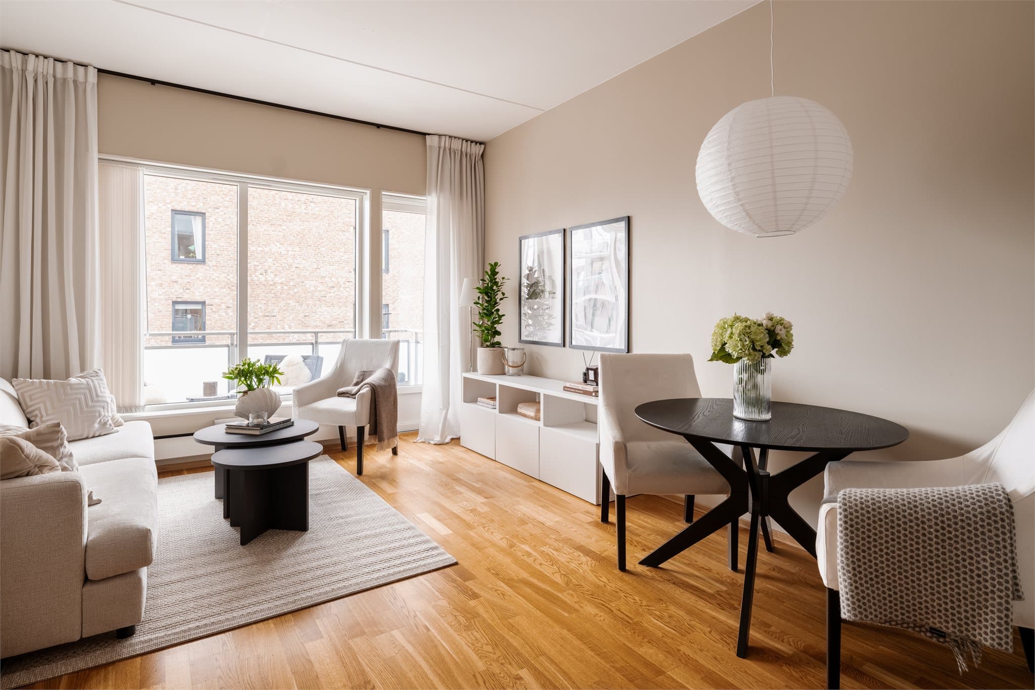 Leiligheten har en åpen og sosial planløsning mellom stue og kjøkken.