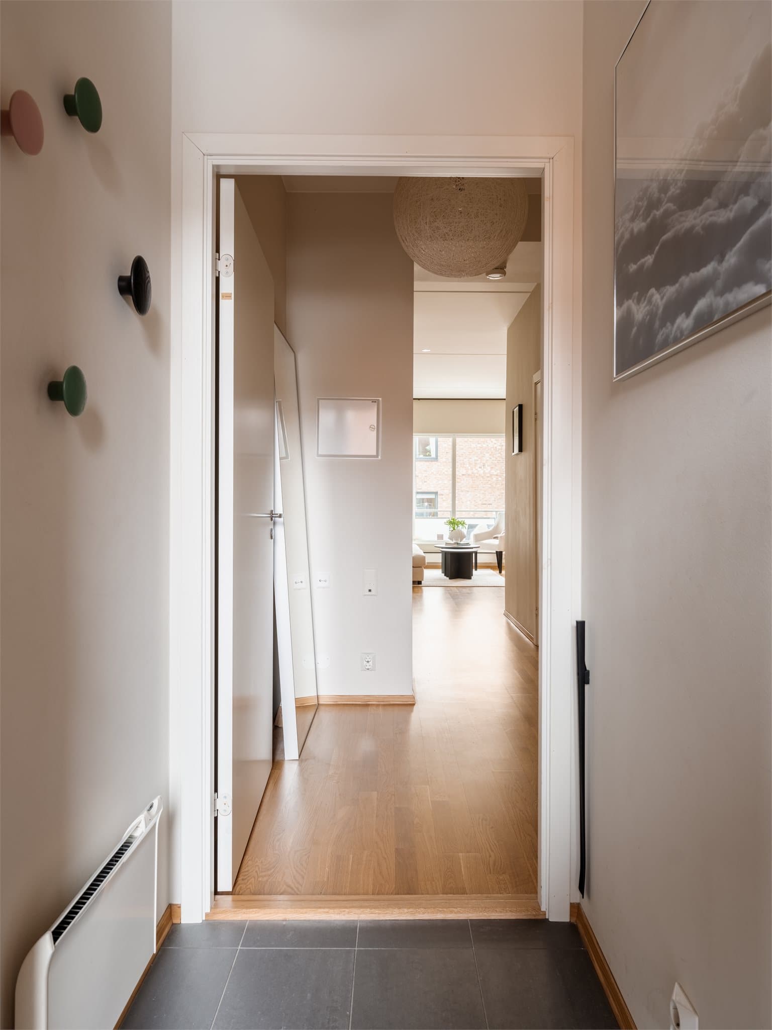 Fra entreen ledes du videre inn i leilighetens sosiale sone.