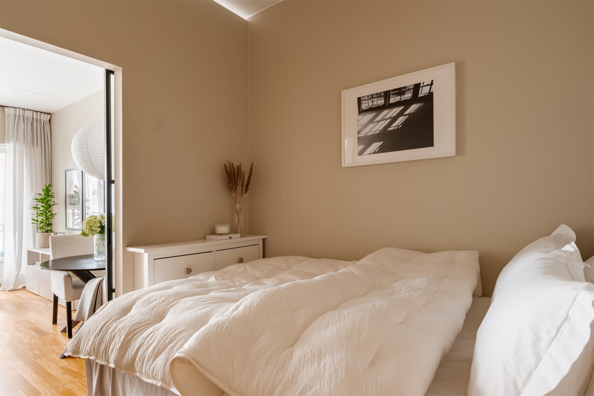 Alkoven er romslig nok for seng og oppbevaringsmøbler.