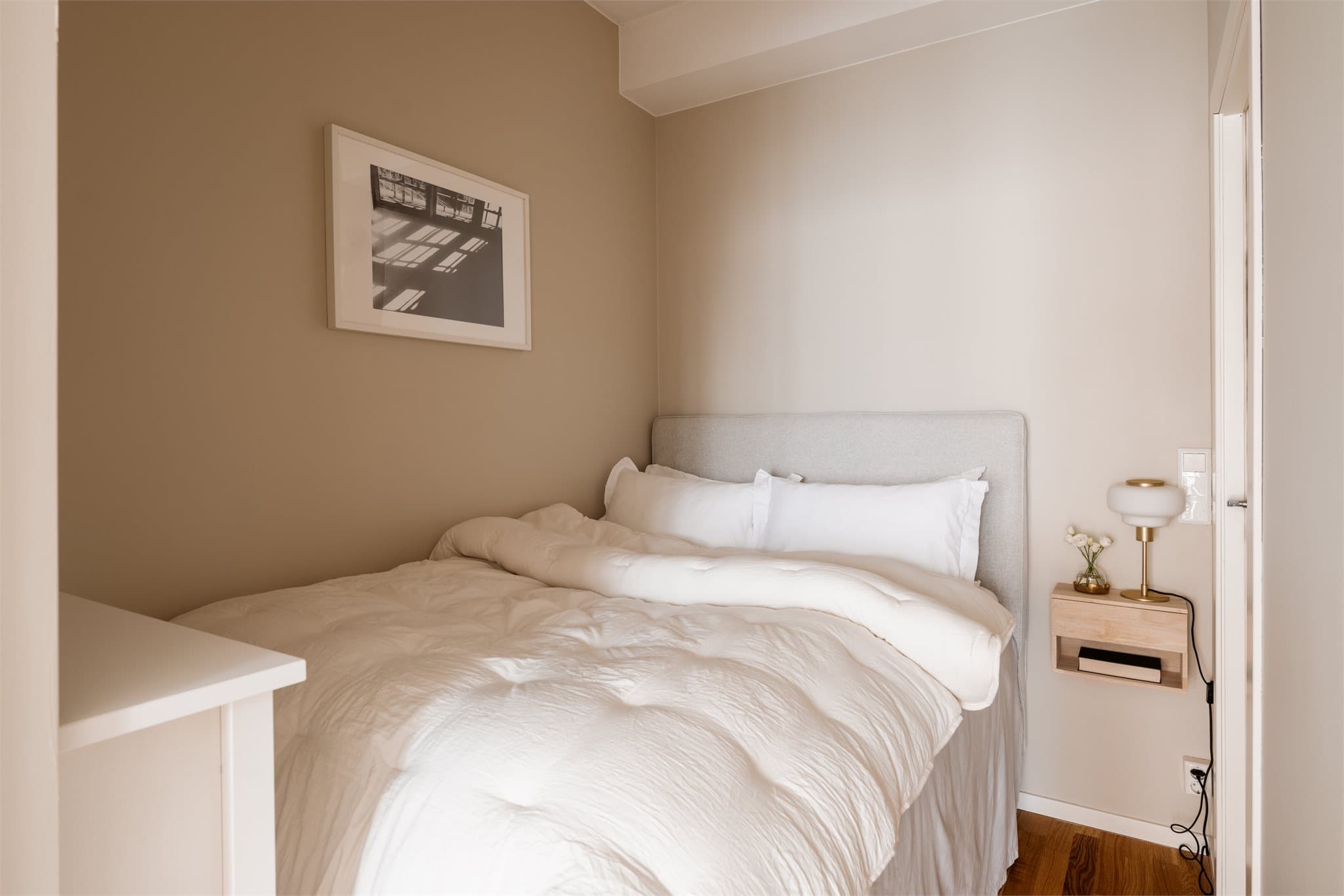 Den gjennomgående eikeparketten fortsetter inn i alkoven.