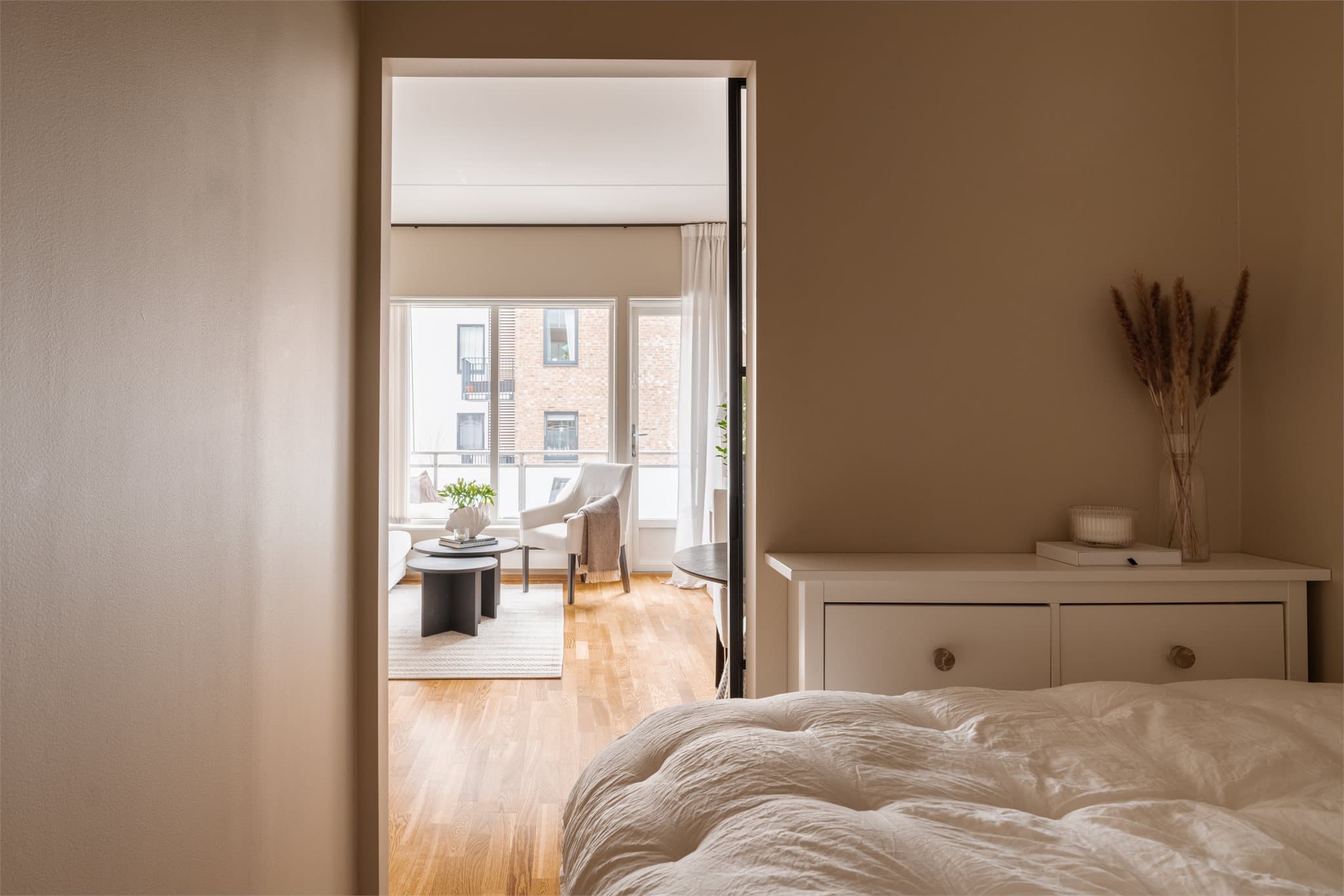 Fra alkoven er det åpen siktlinje ut mot leilighetens sosiale sone.