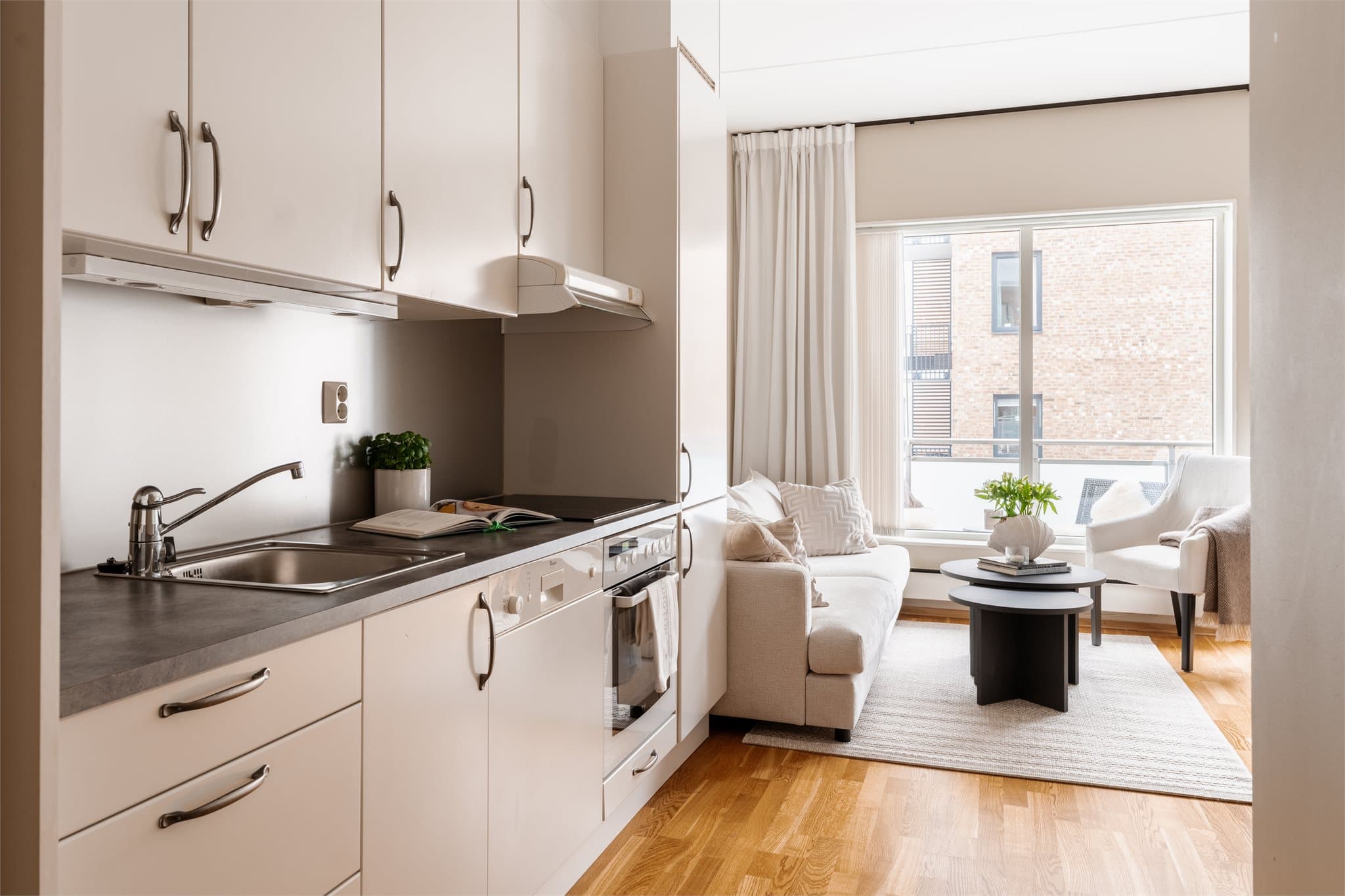 Takhøye overskap gir god lagringsplass, og det er opplegg for oppvaskmaskin.