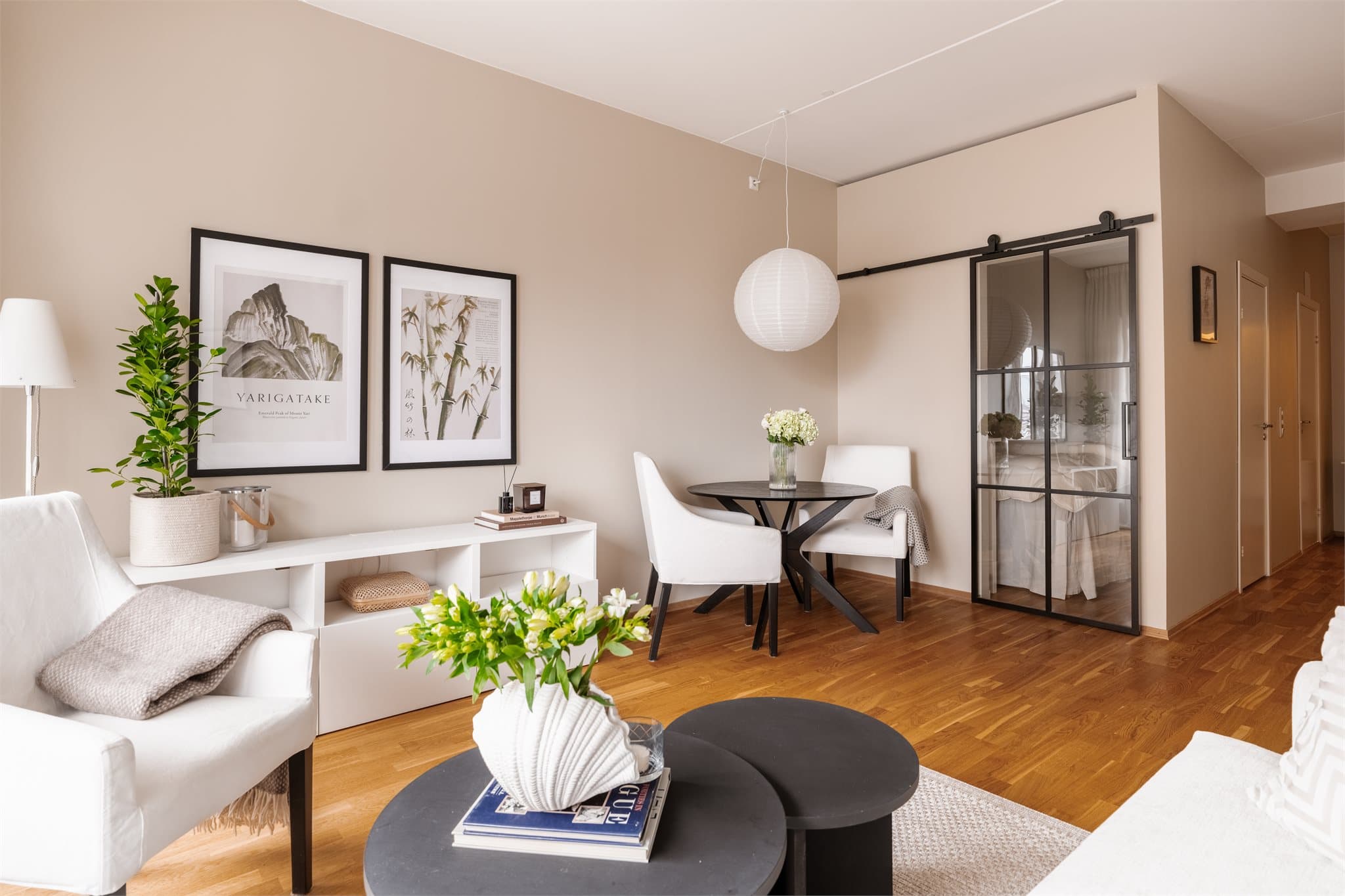 Den åpne løsningen gir god plass til både sofagruppe og spisebord.