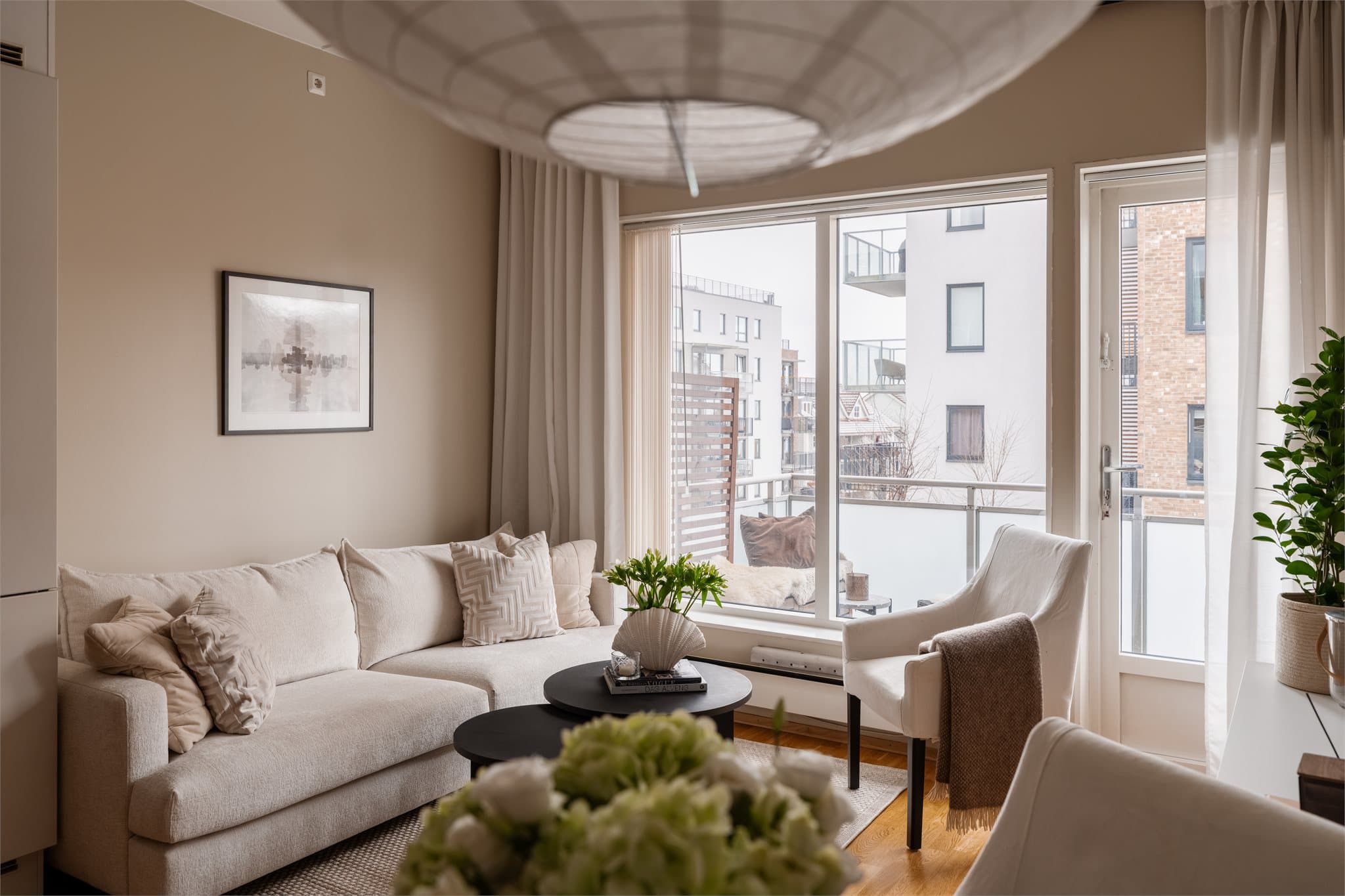 Store vindusflater og direkte utgang til balkongen gir rikelig med naturlig lys. Sol fra 13:00-20:00 på sommeren.