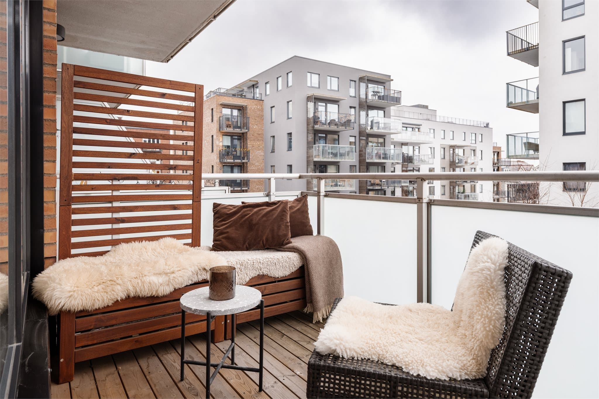 Den sydvest-vendte balkongen har god plass til en sittegruppe og utemøbler.