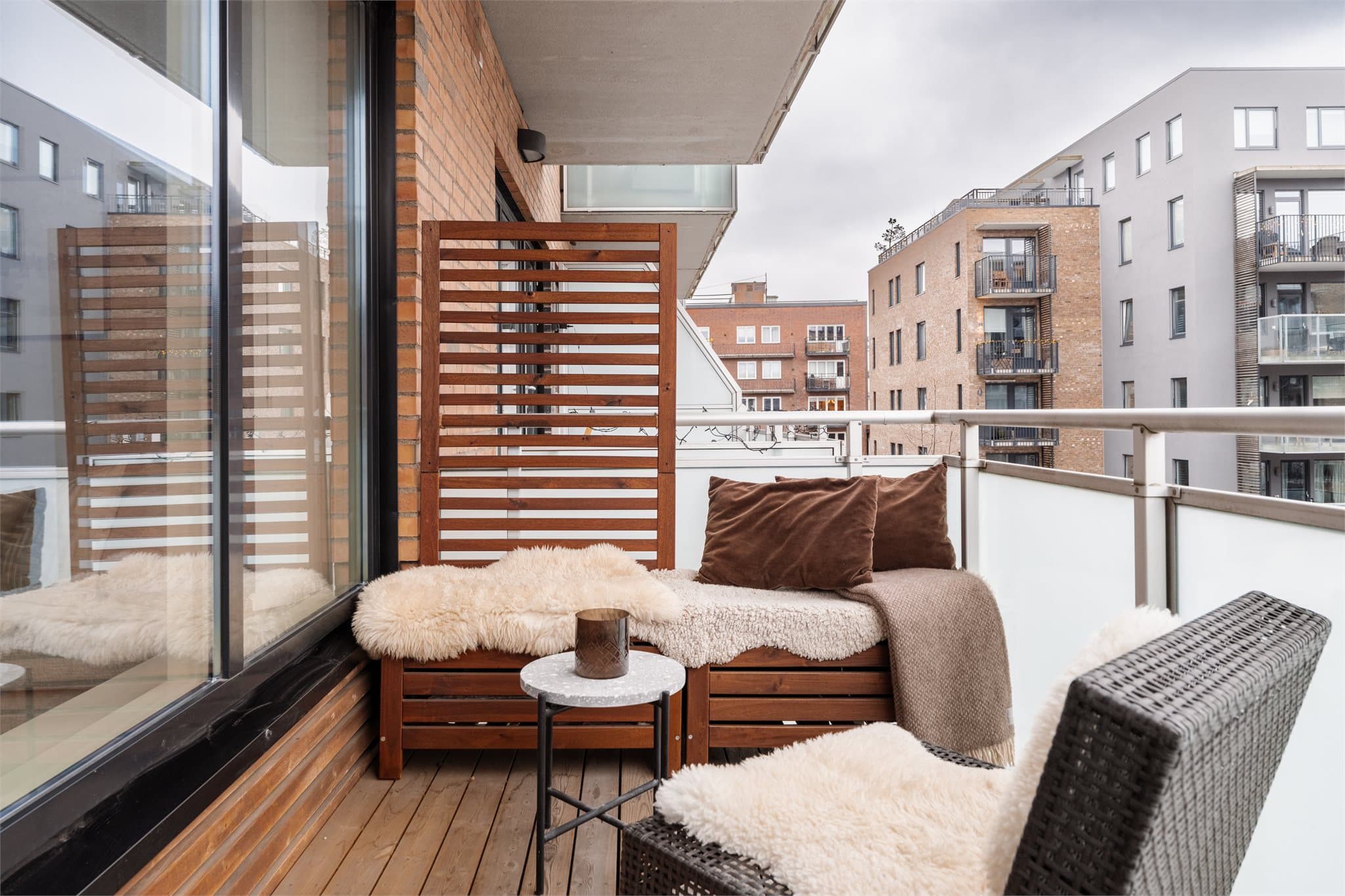 Balkongen er belagt med terrassebord og har både utelys og stikkontakt.