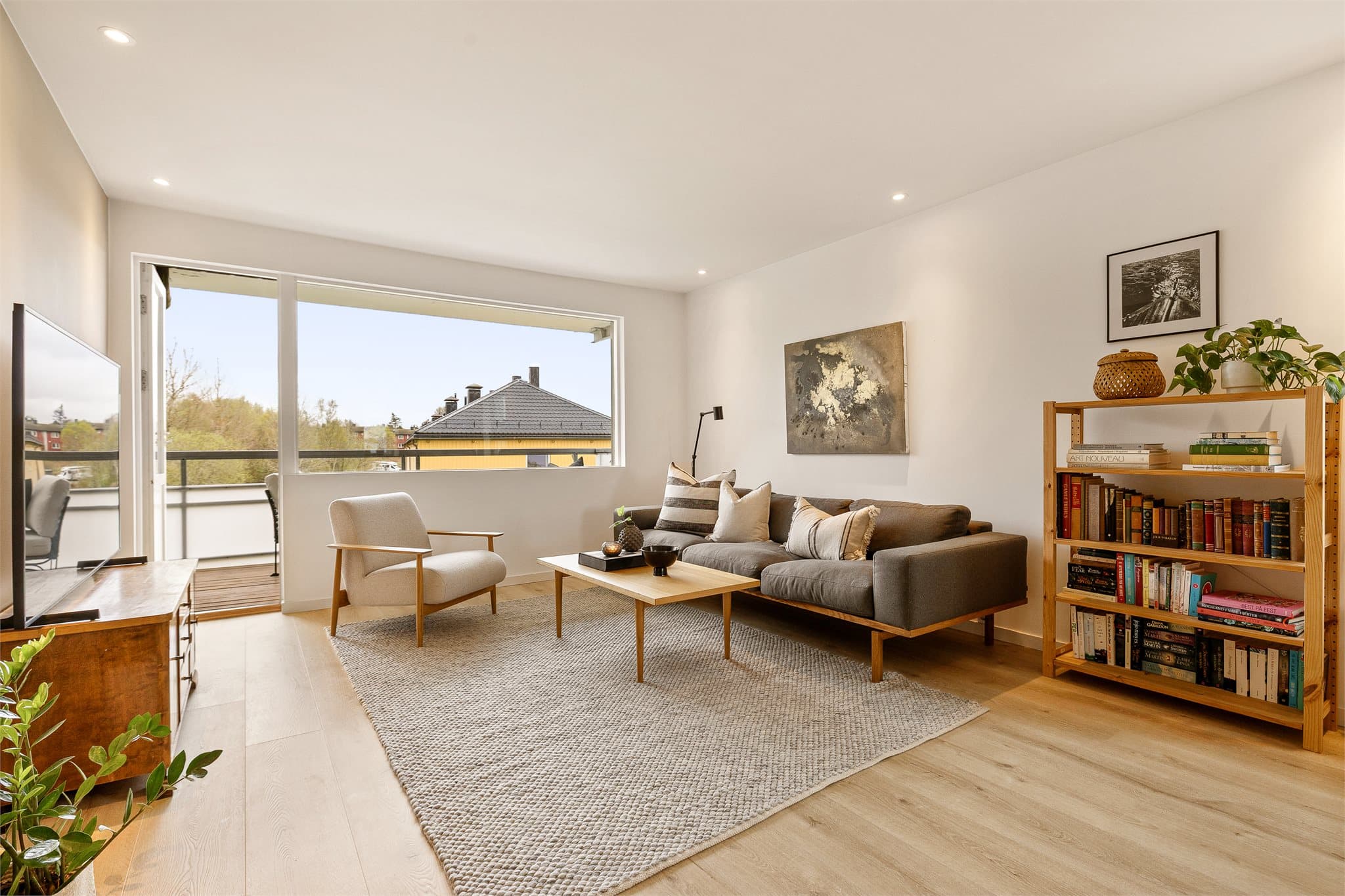 Stuen måler hele 26 kvm og gir gode muligheter for innredning med både sofagruppe og spisegruppe.