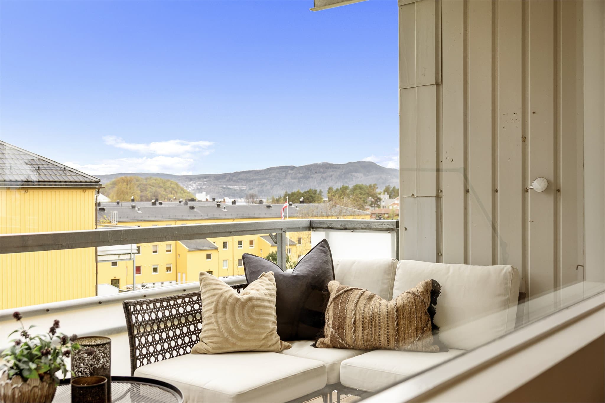 Fra stuen er det utgang til veranda med fantastiske sol- og utsiktsforhold.