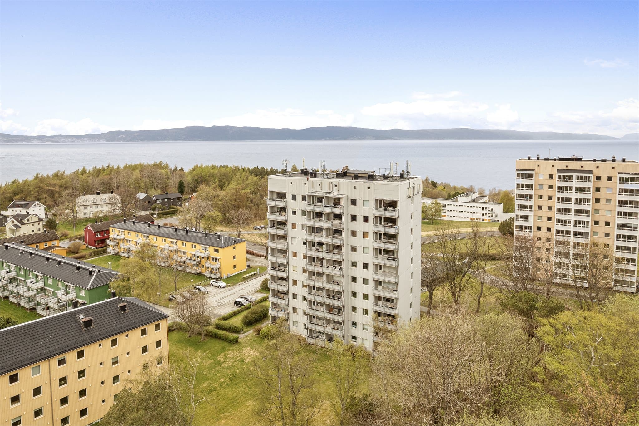 Leiligheten ligger i 4 etg. og har fantastisk utsikt mot Fosen.