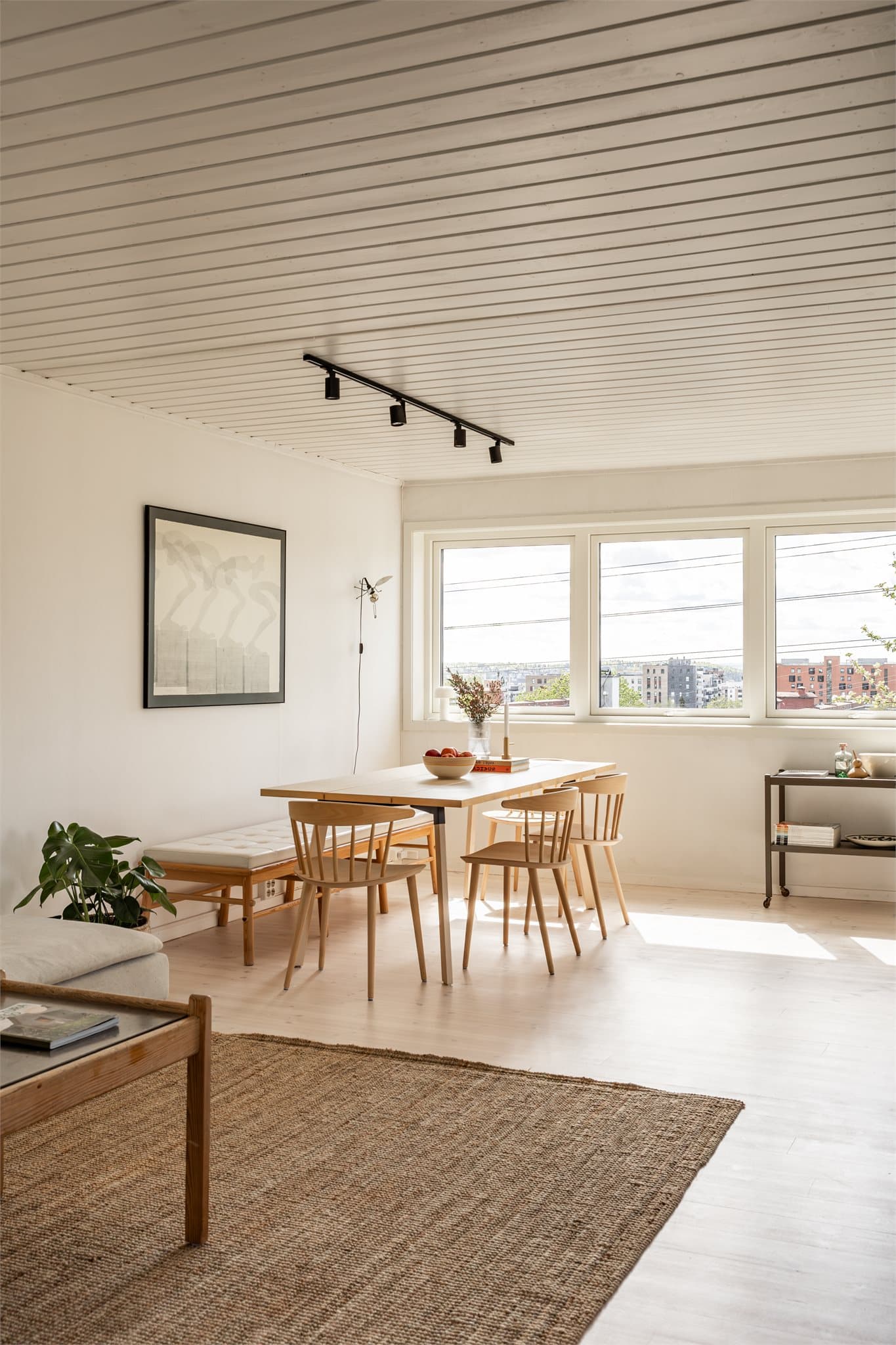 Det er god plass til spisebord/langbord med tilhørende møblement.