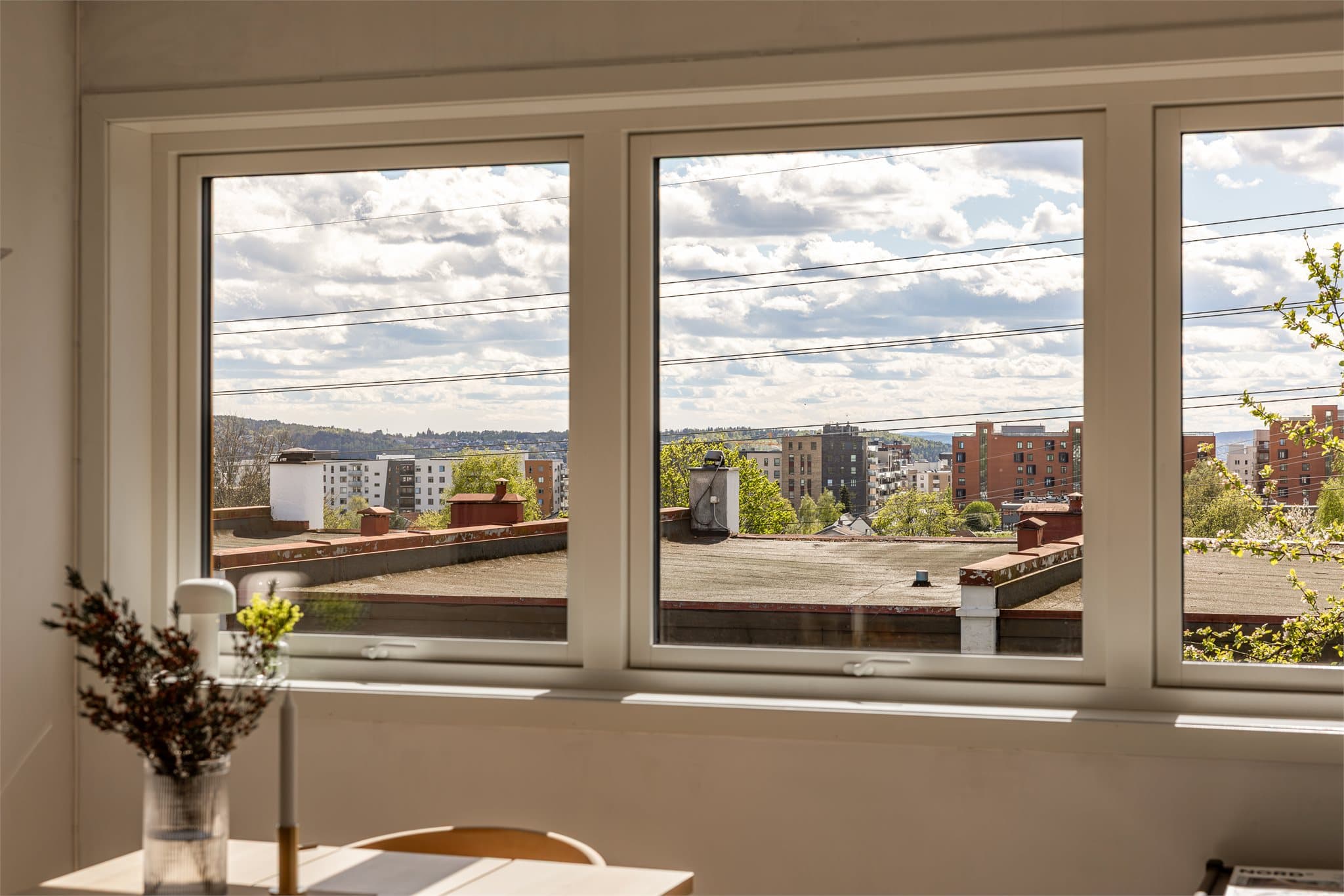 Både kjøkken og stue har fantastisk utsikt utover Refstad/Løren og masse lys med store vindusflater langs hele siden.