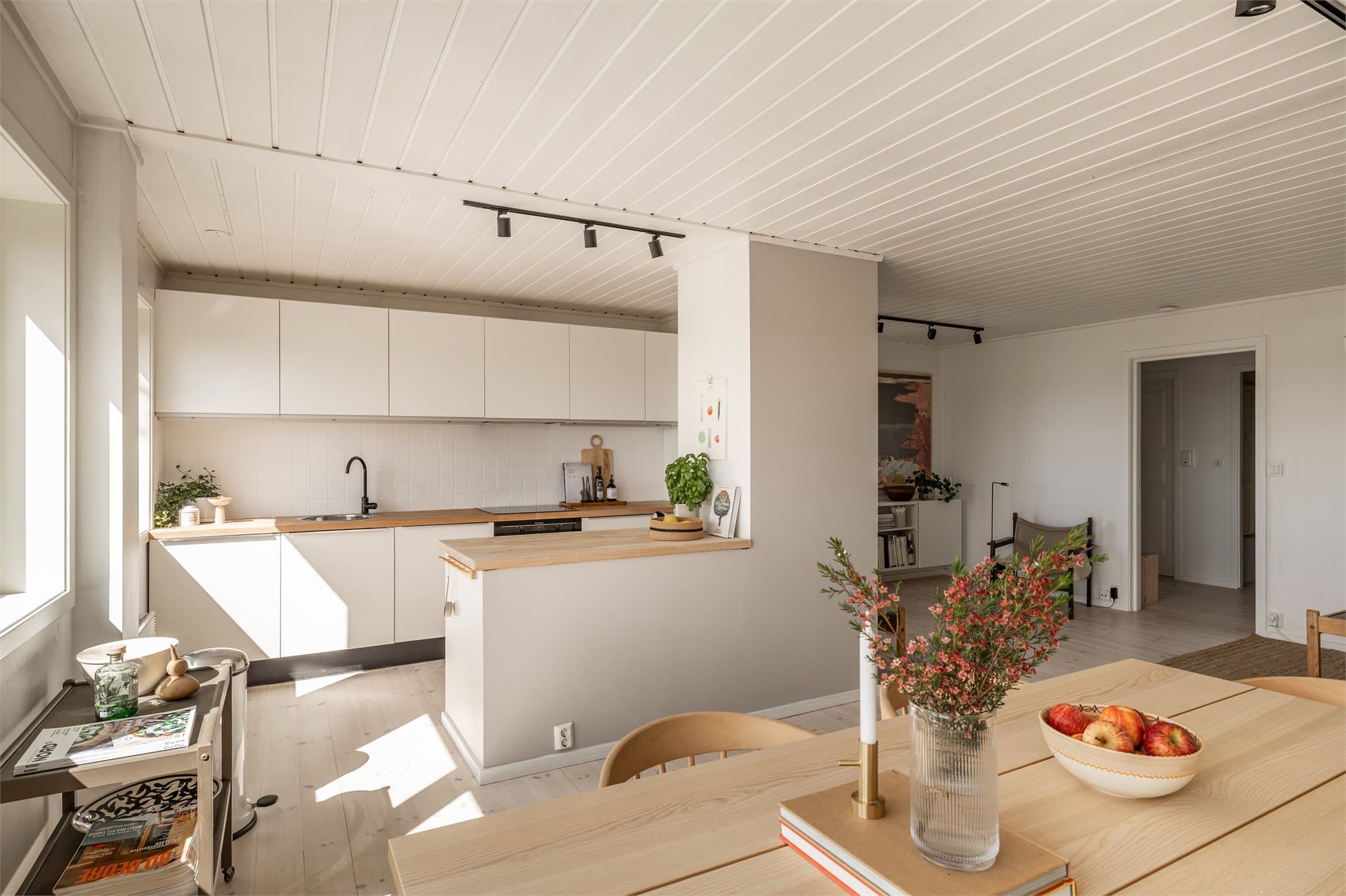 En barløsning gir skille mellom kjøkken og spisestue, her kan du plassere maten mens du arbeider på kjøkkenet.