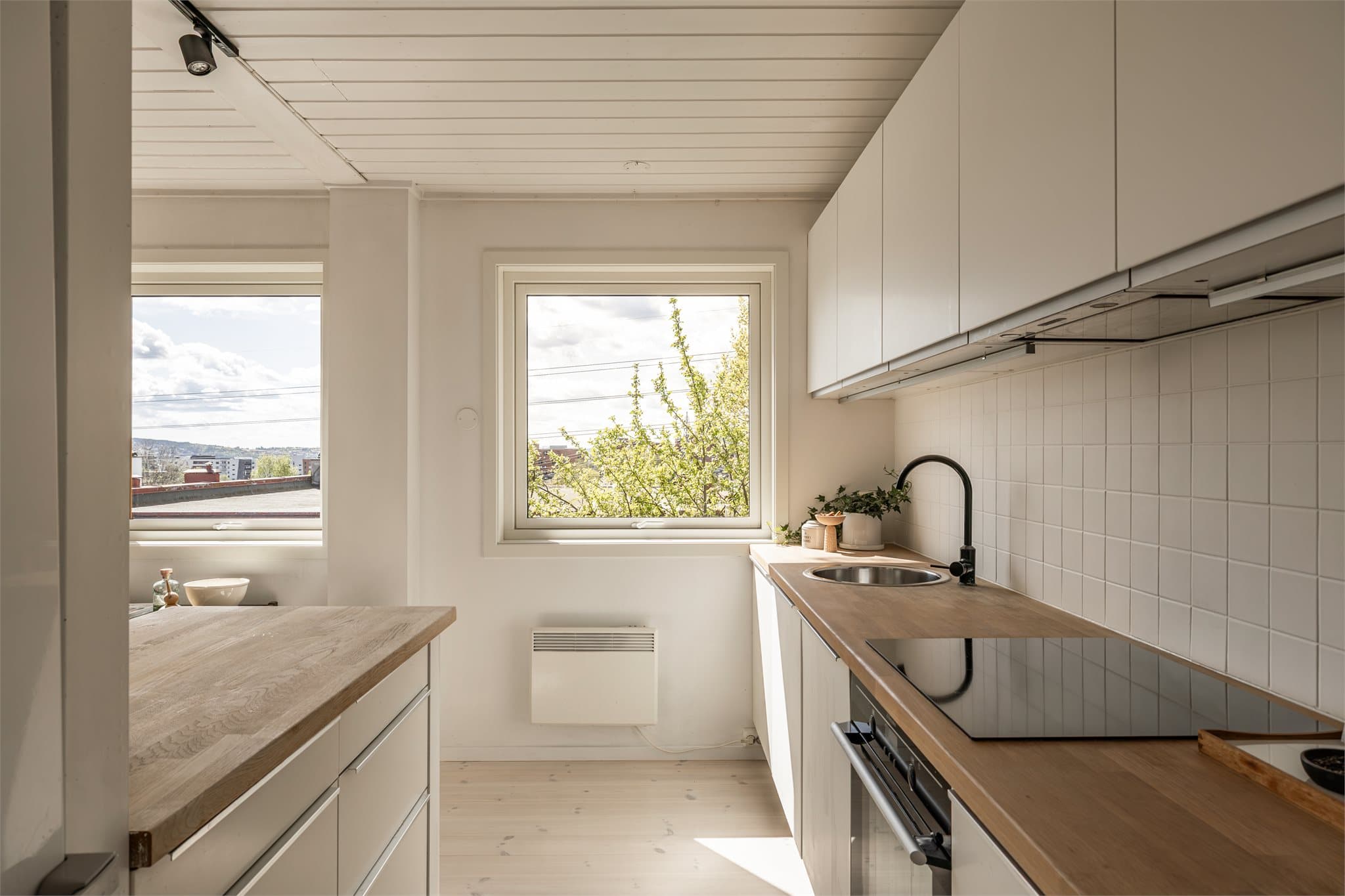 Et hyggelig kjøkken med god benke- og skapplass samt tilhørende hvitevarer. Her har du oppvaskmaskin, stekeovn, platetopp, kullfiltervifte og kjøl-/fryseskap.