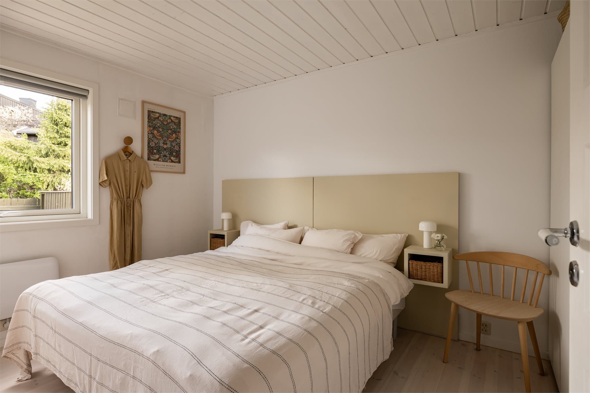 Hovedsoverommet har god plass til dobbeltseng med tilhørende nattbord.