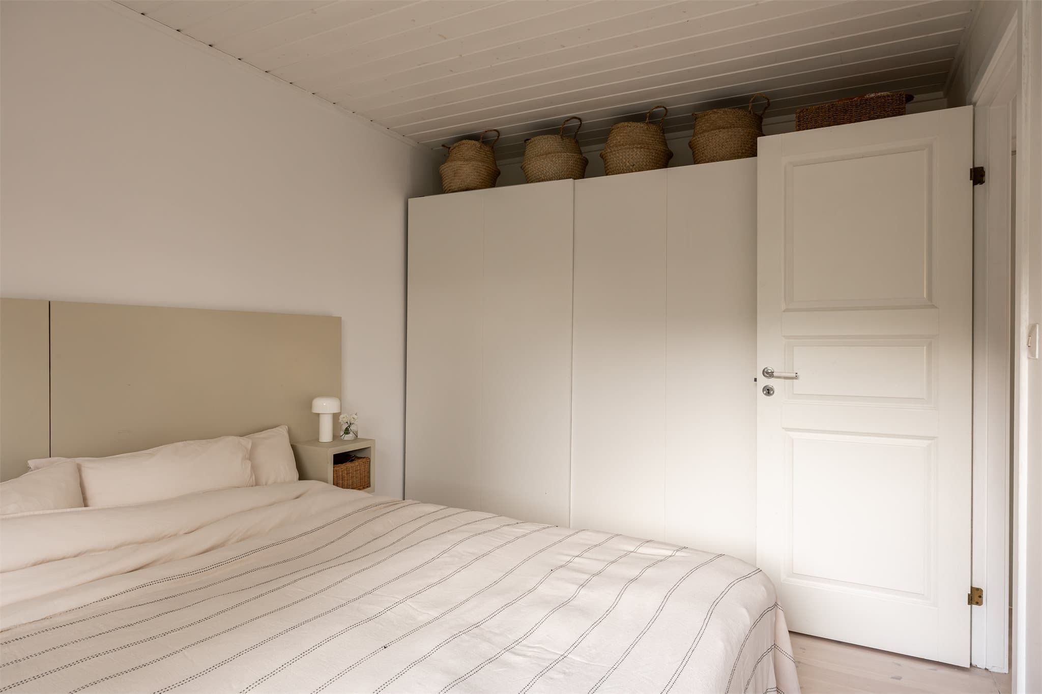 Det er i tillegg god plass til klær i medfølgende garderobeskap langs hele veggen.