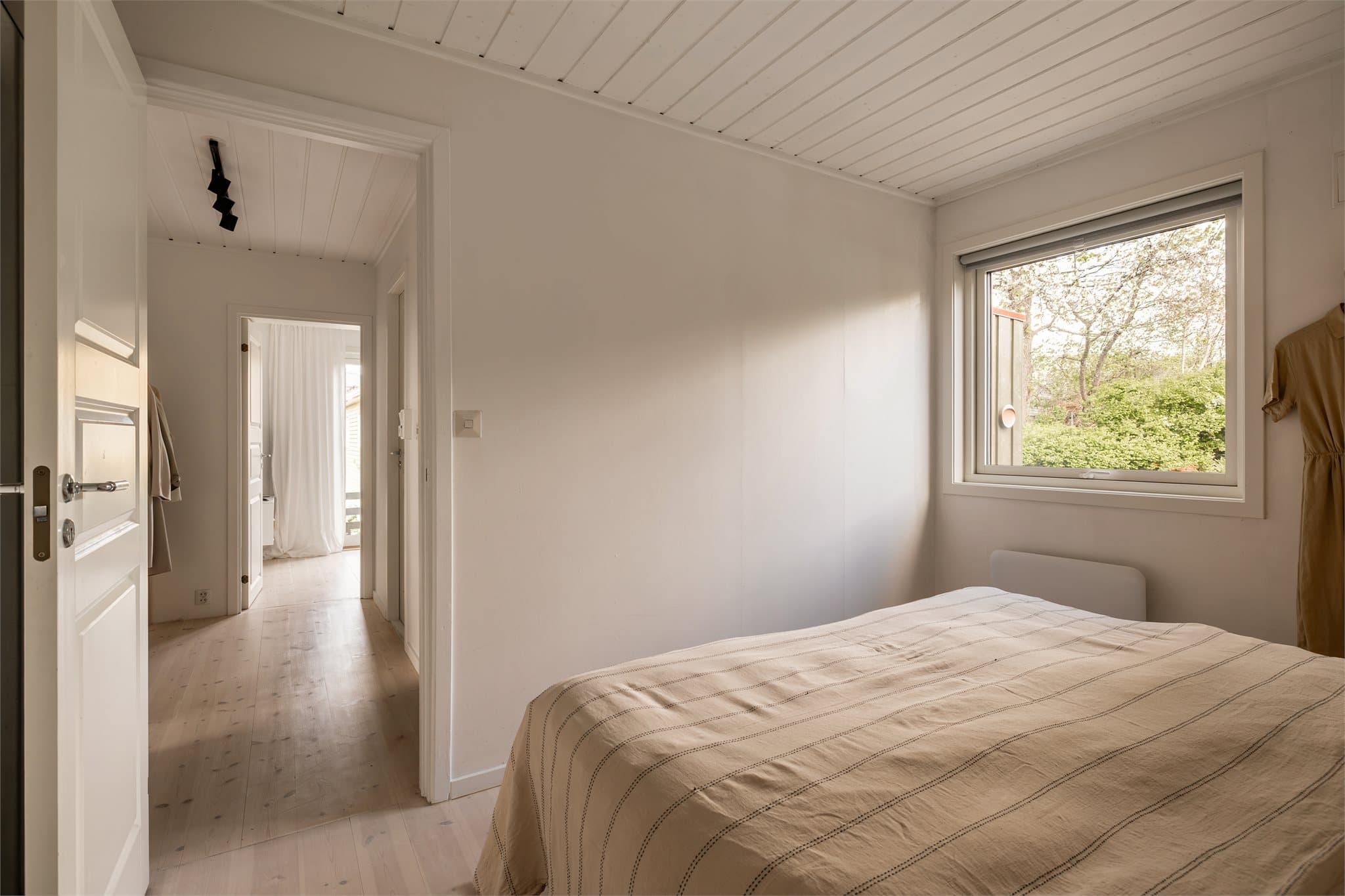 Rommet vender ut mot rolige og bilfrie omgivelser i egen hage.