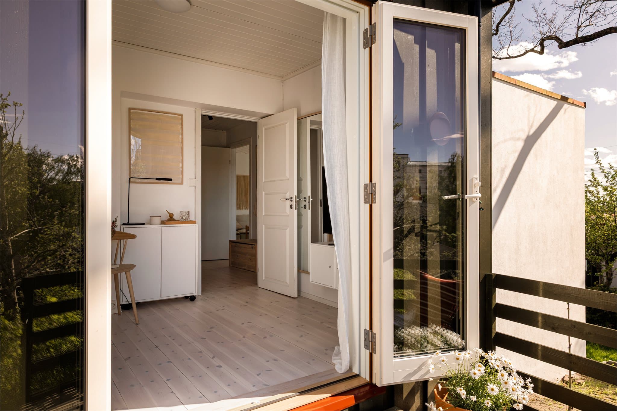 Vinduer og dører ble skiftet ut i 2023 og har lang levetid.