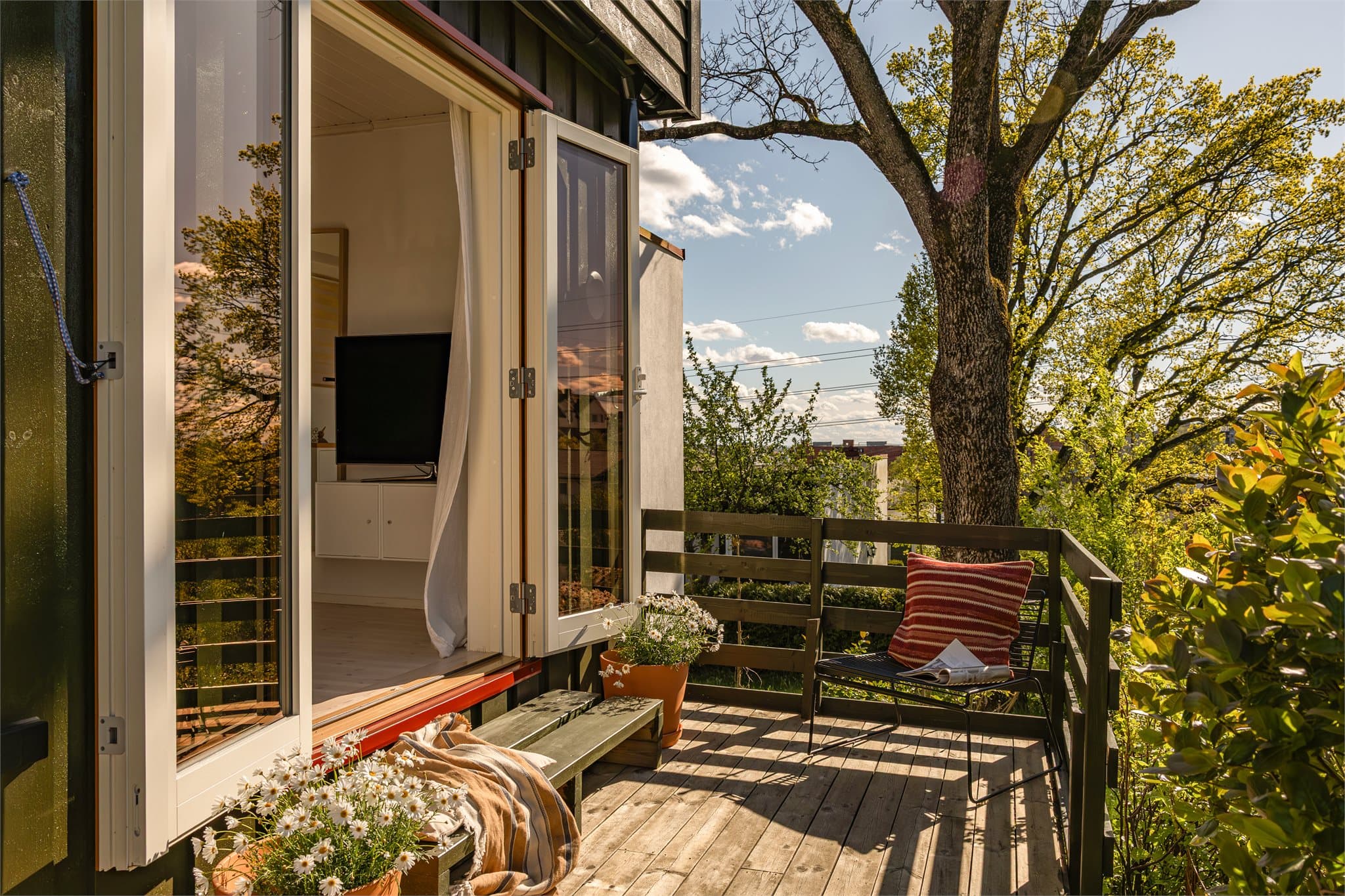 Boligen har en stor og inngjerdet uteplass med hele ca. 39 kvm solrik terrasse.