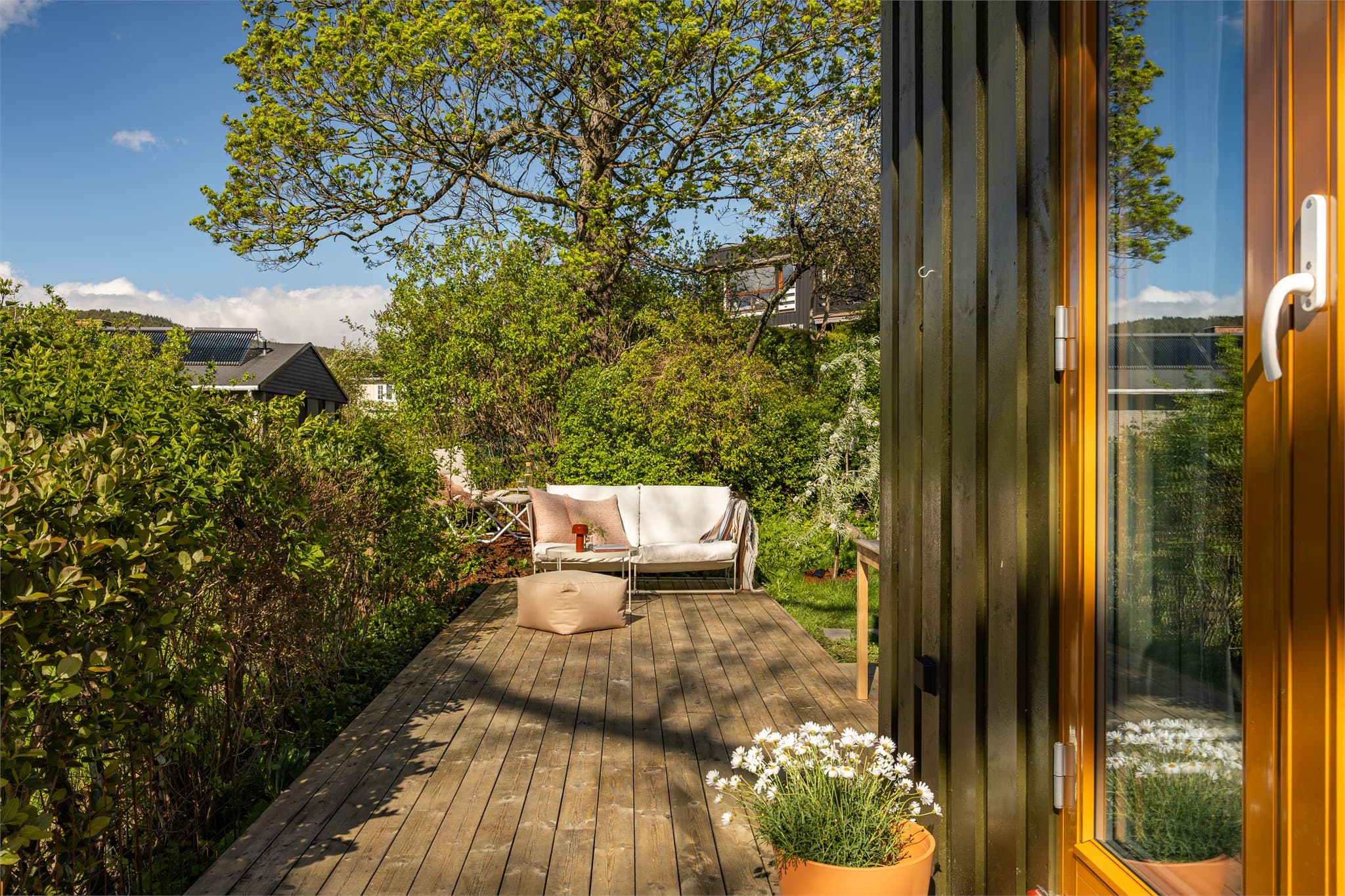 Hagen og terrassen ligger inngjerdet på enden og har store busker ned mot naboen som ligger legger ned i terrenget, så her har du virkelig en privat og idyllisk oase.