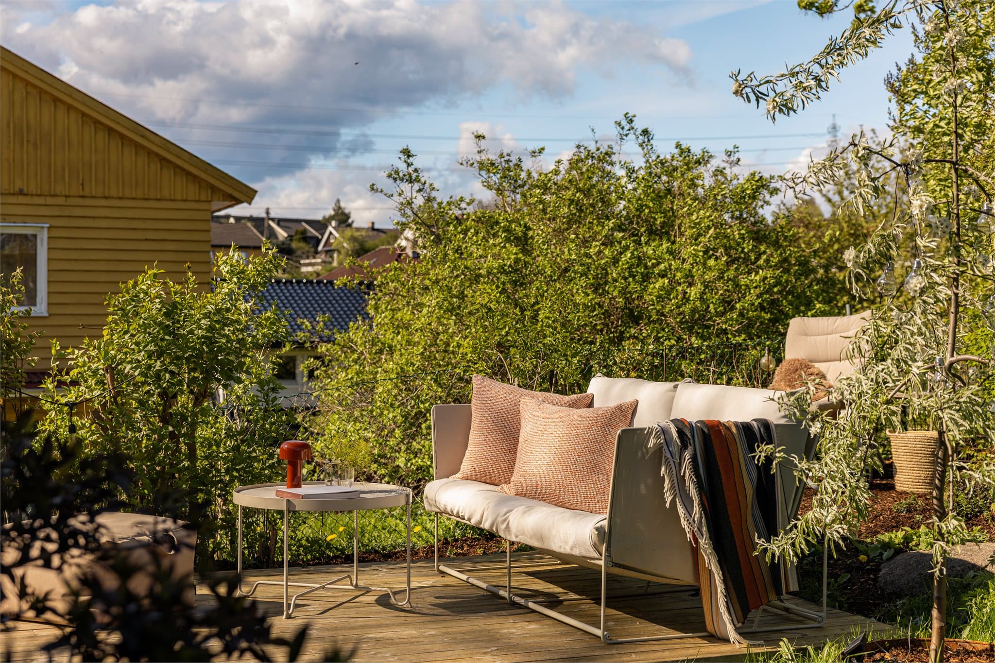 Det er god plass til "alt" du måtte ha av utemøbler!