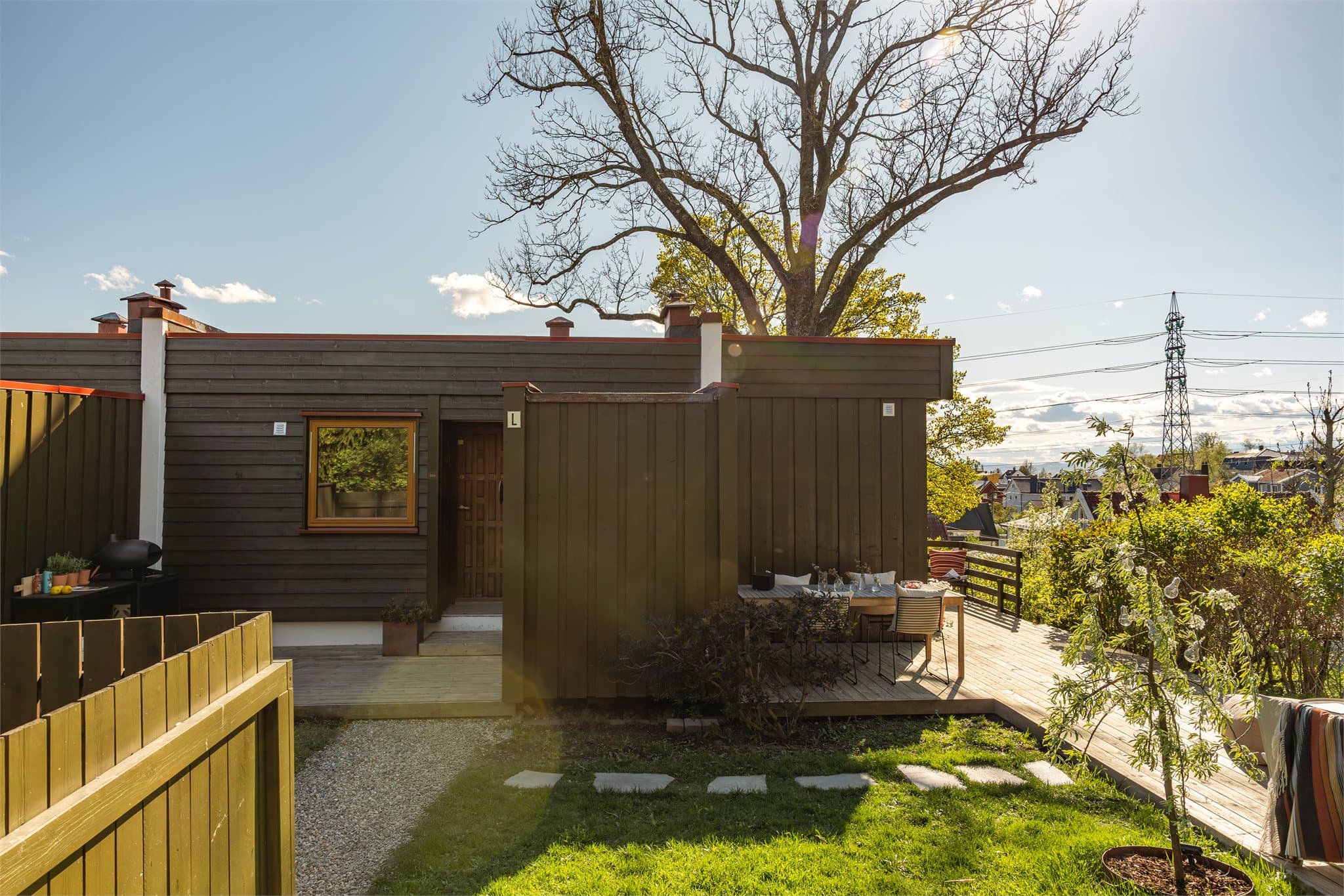 Her har du god plass til venner og bekjente på middagsselskaper i solnedgangen med utekjøkken på venstre side og langbord på høyre side.