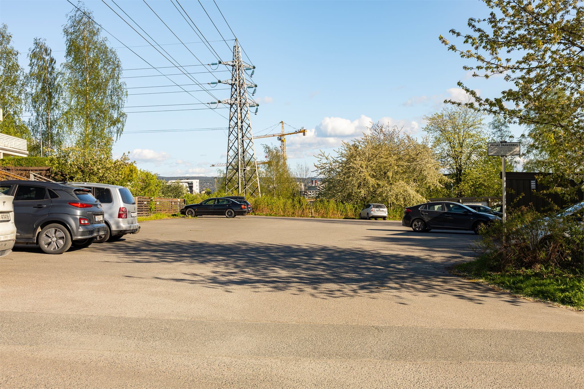 Det er flere gjesteparkeringer for besøkende!