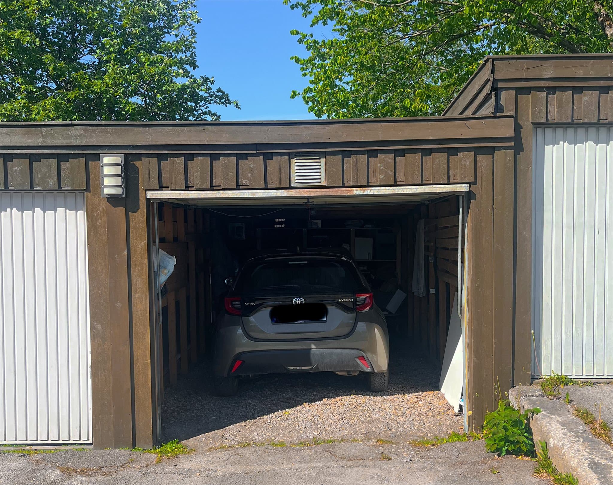 Med boligen medfølger en garasjeplass. Denne har montert strøm men ikke lader, dvs man kan enkelt installere lader til elbil ved ønske. Garasjen er en egen seksjon og kan også selges ved ønske.