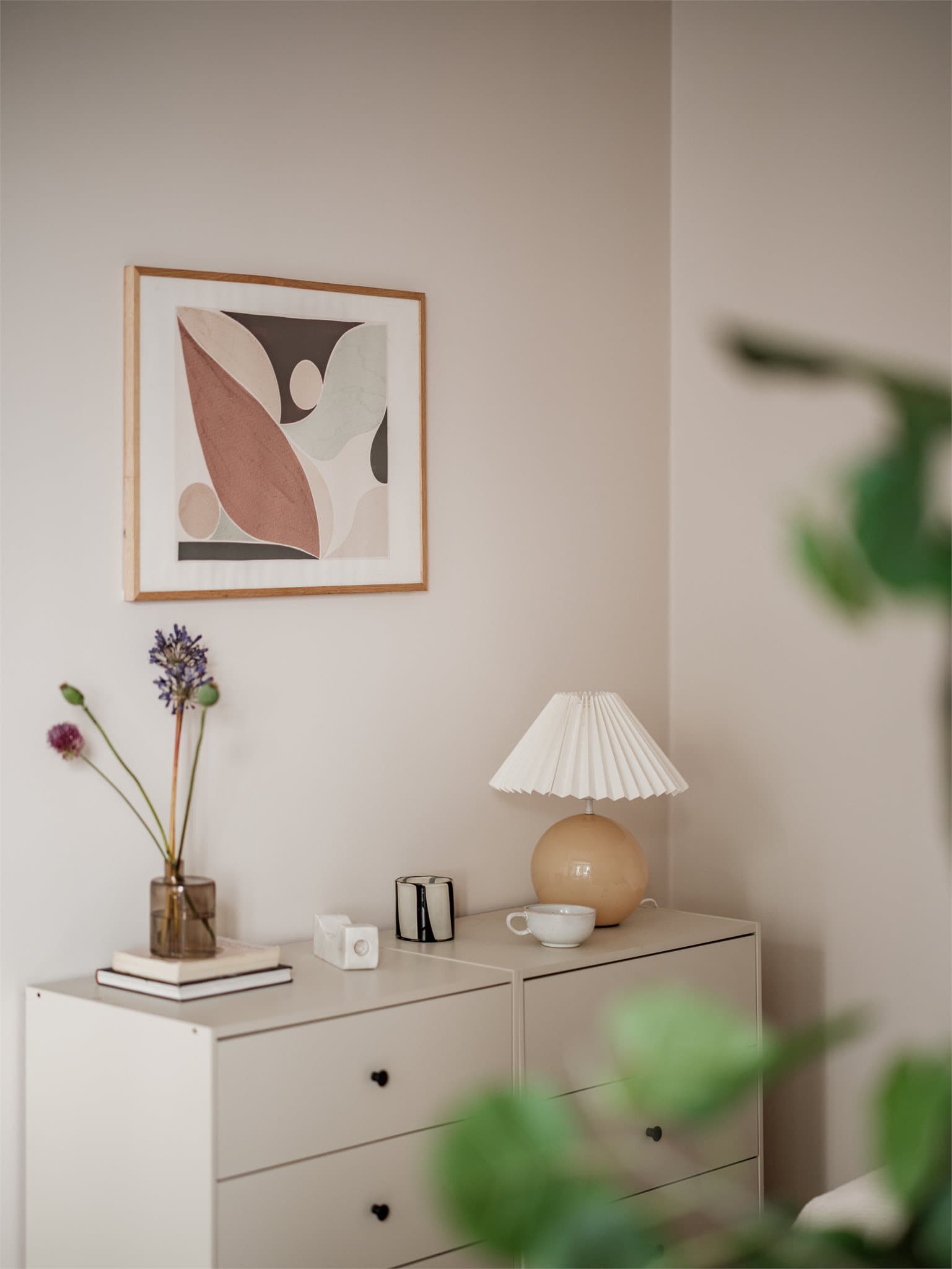 Det er plass til å sette inn en kommode, eller skap hvor du kan oppbevare klær og andre personlige eiendeler.