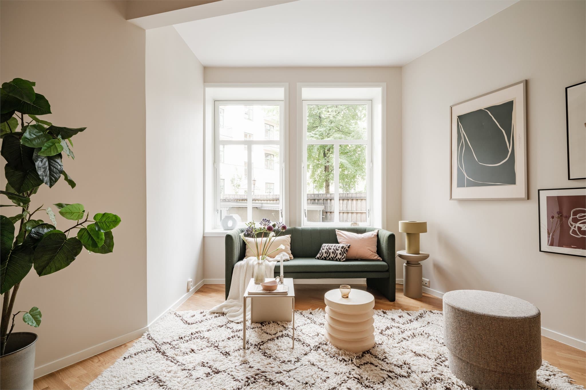 Dette er en lys og fin leilighet midt på Torshov med god takhøyde og store vindusflater, som slipper inn masse naturlig lys.