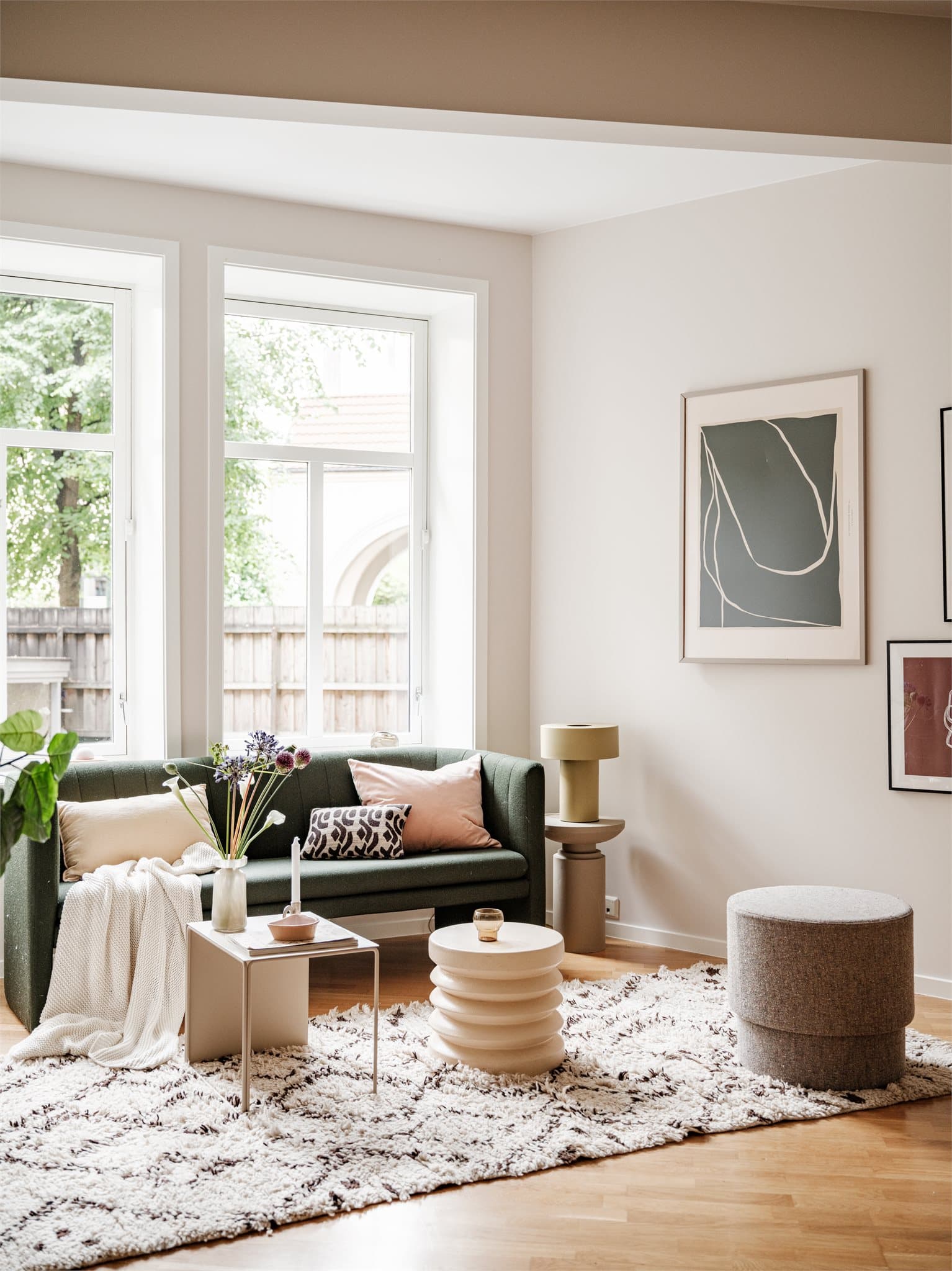 Boligen har naturlige soner for innredning.