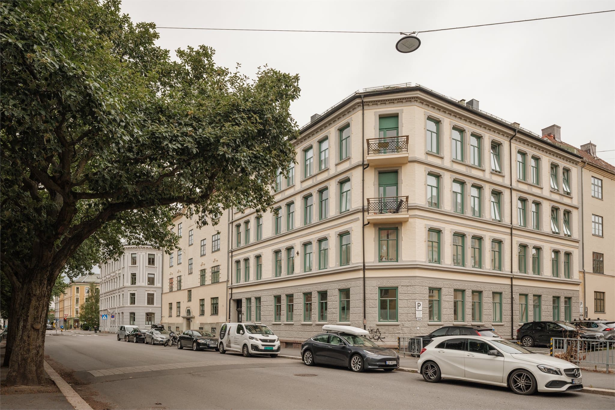 Boligen ligger i et attraktivt boligområdet, med kort gangavstand til kaféer, et variert servicetilbud og god offentlig kommunikasjon.