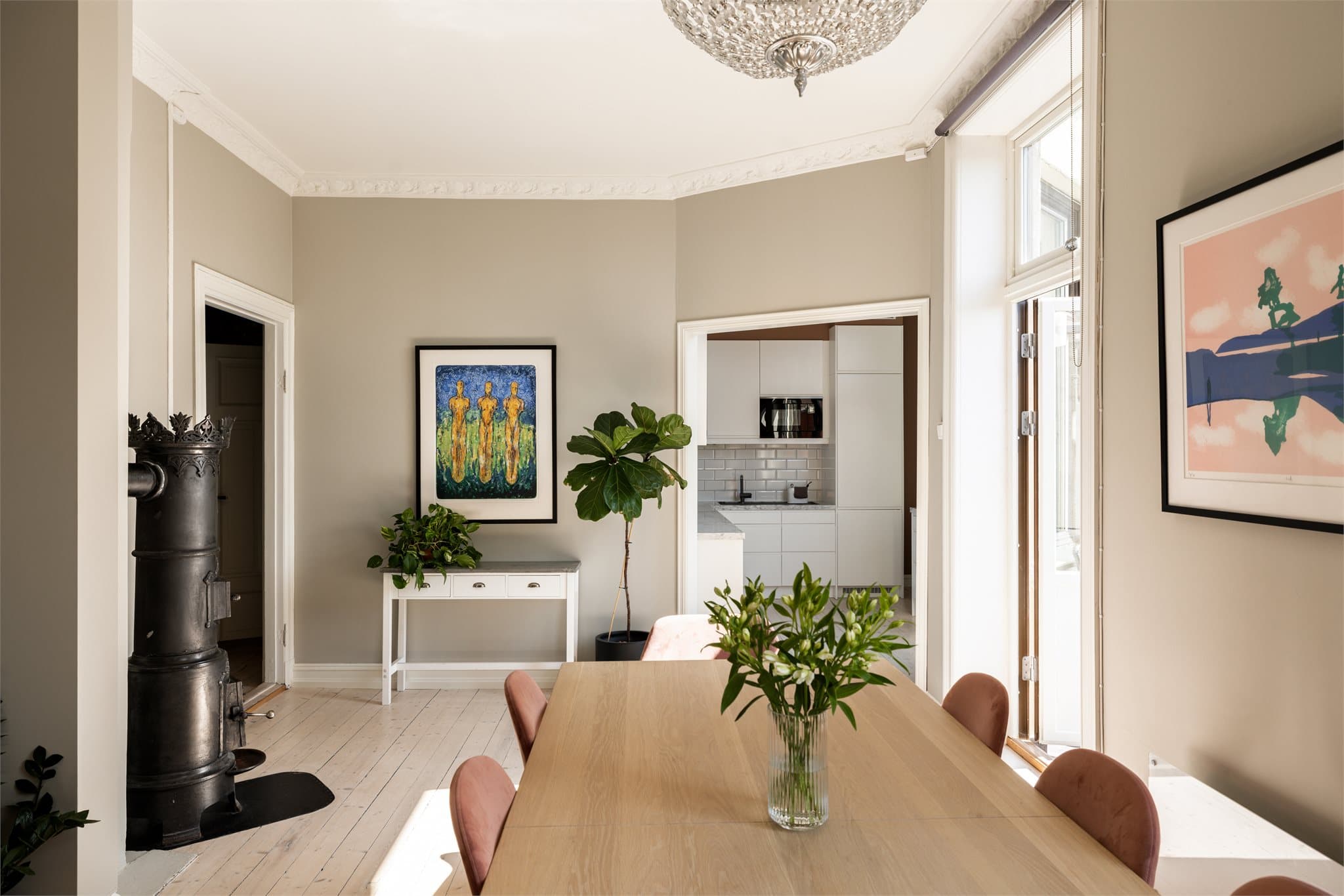 Den åpne løsningen mot kjøkkenet skaper en god forbindelse mellom rommene.