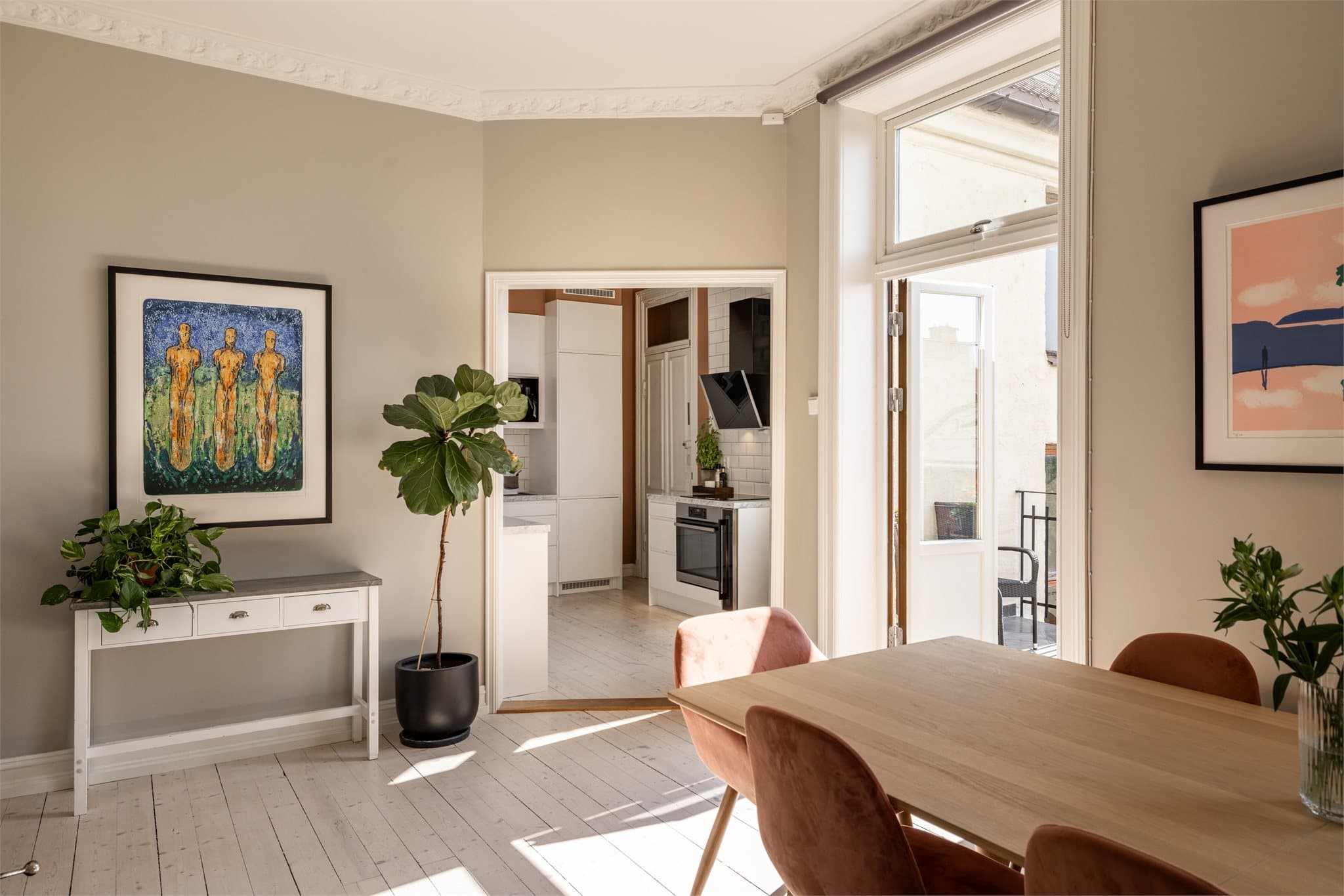 En klassisk og lys bolig med god takhøyde, stukkaturer og originalt tregulv.