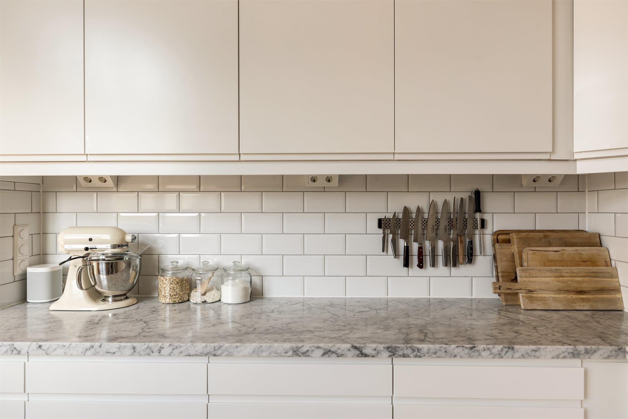 En rålekker og slitesterk benkeplate i stein/marmor setter virkelig prikken over i'en på kjøkkenet.