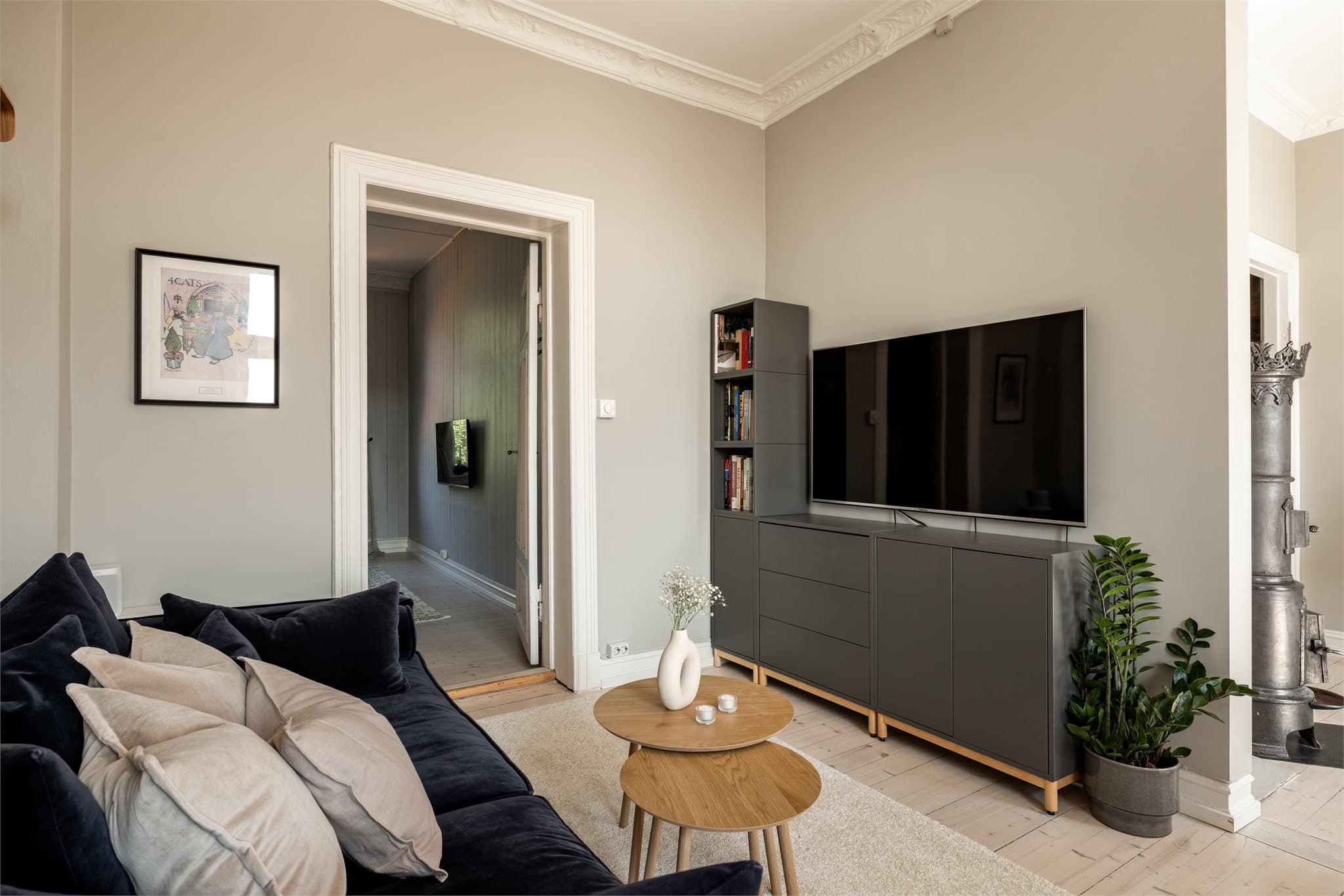 Rommet har en "L-form" som gjør at det blir fine og naturlige soner for innredning.