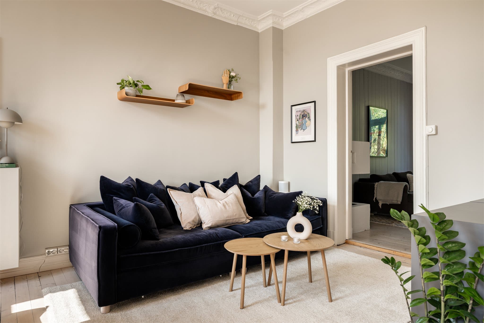 God plass til sofa med tilhørende møblement. Denne er ekstra dyp.