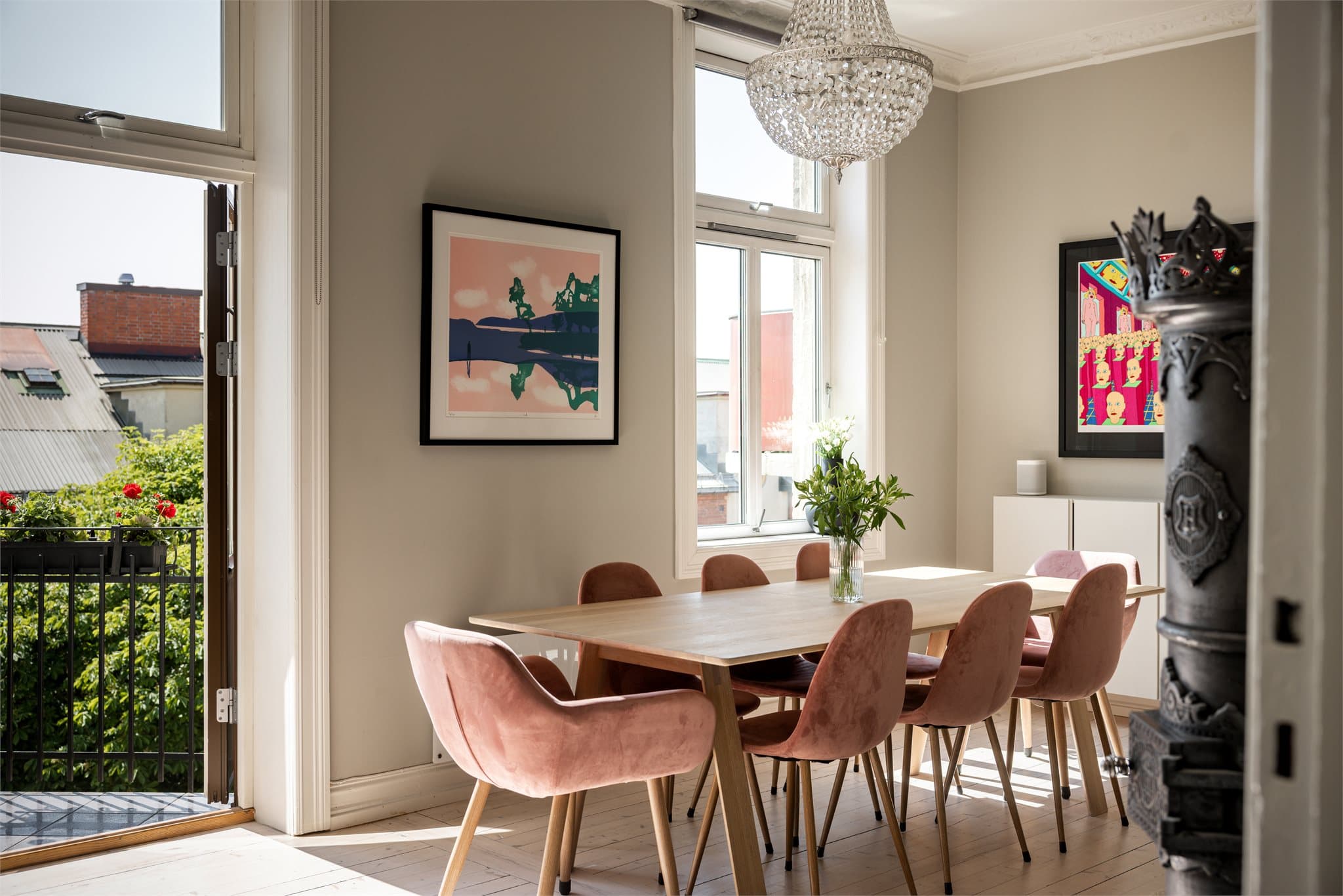 Her har du virkelig god plass til langbord hvor du kan invitere gjester på hyggelige middagsselskaper.