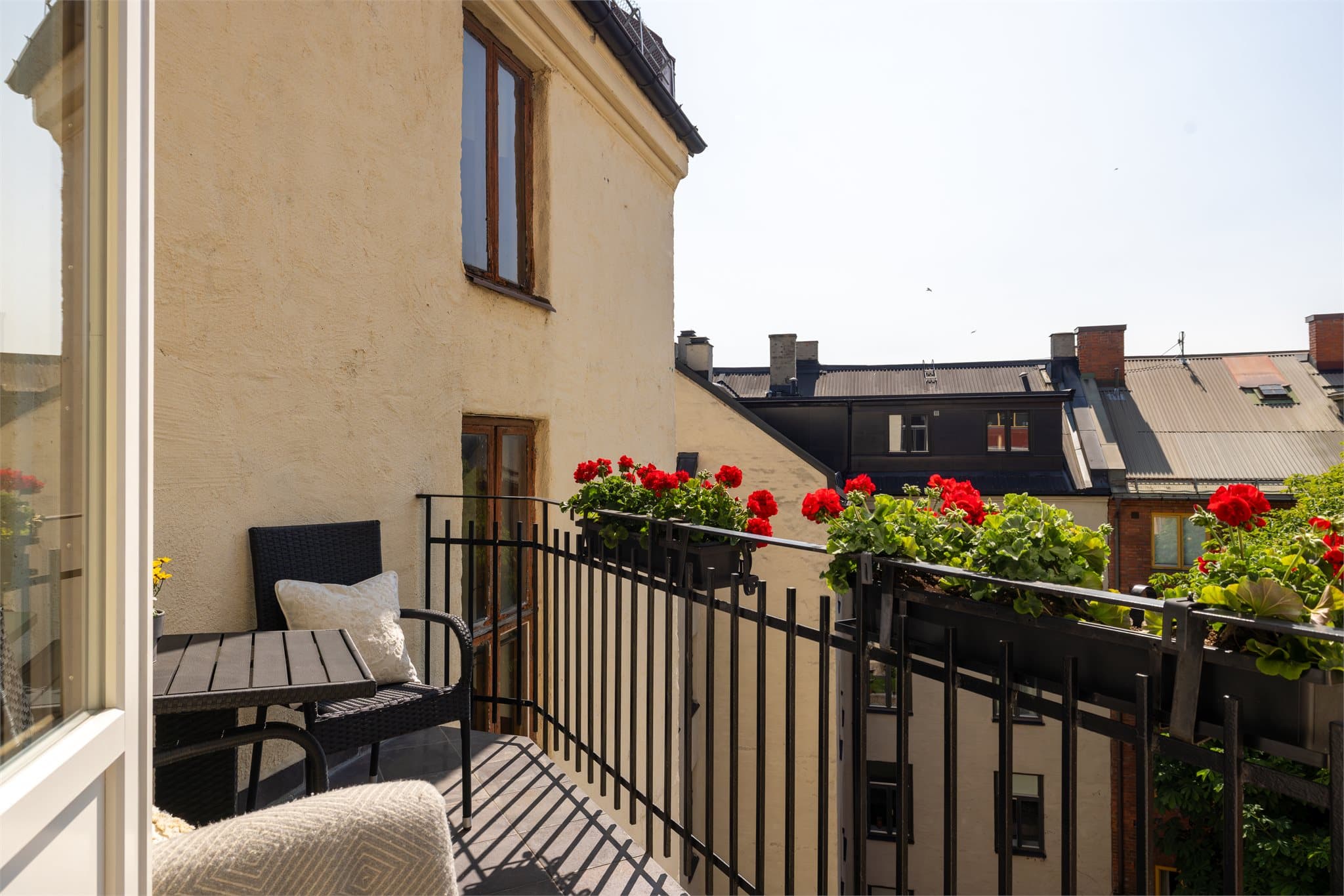 Den sørvestvendte balkongen har gode solforhold og god plass til møblering.