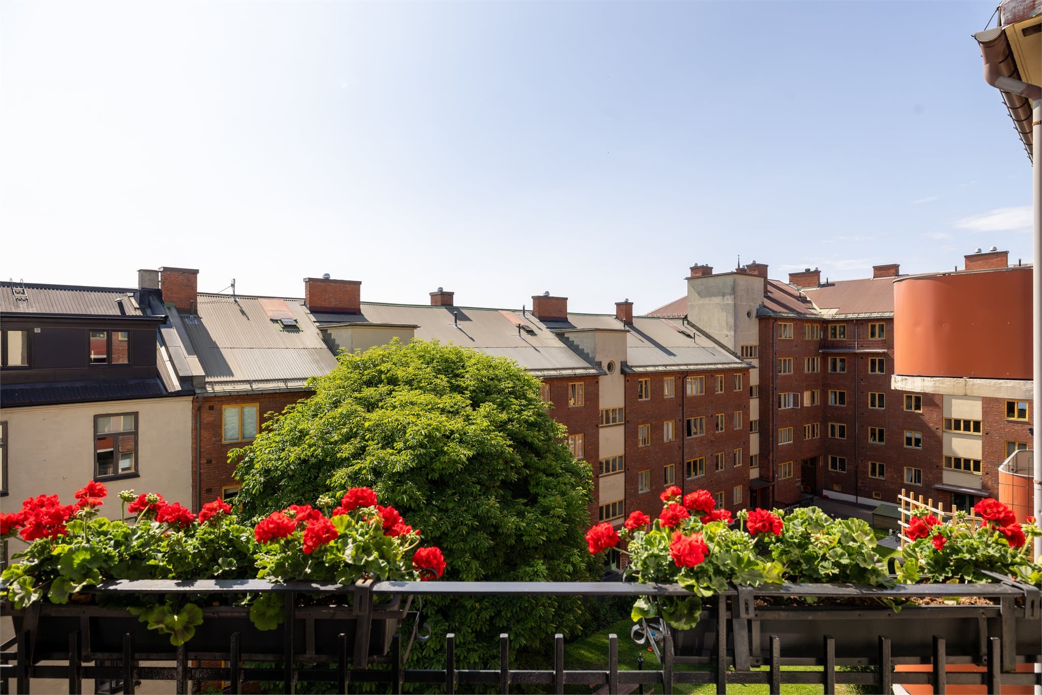 Balkongen har herlig utsyn mot den skjermede bakgården.