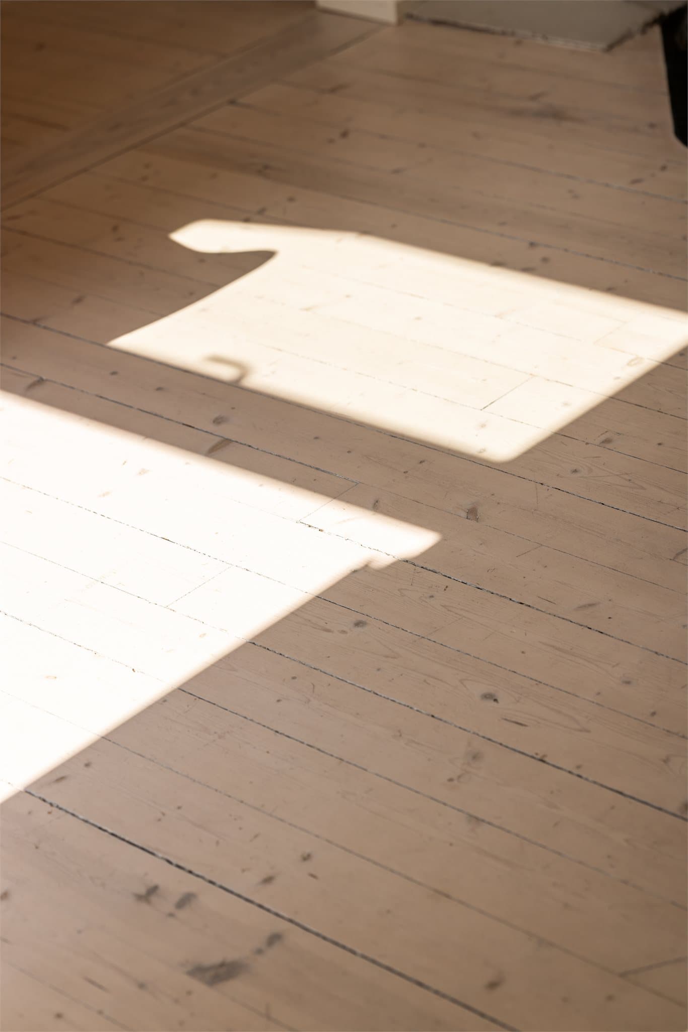 De originale tregulvene ble slipt i 2020 og fremstår lyse og velholdte.