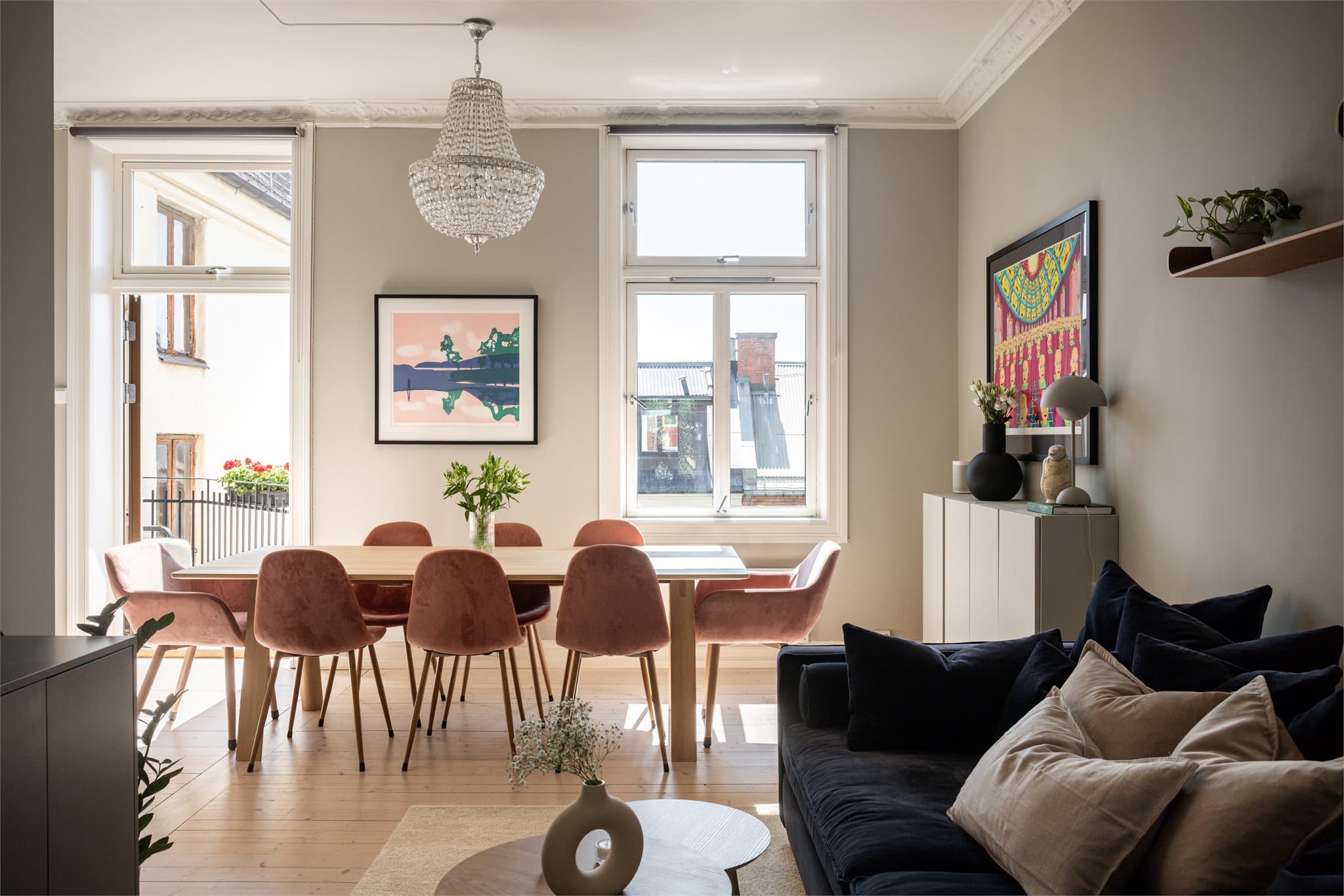 Den generøse takhøyden på cirka 3,03 meter gir en svært god romfølelse i kombinasjon med de store vindusflatene som gir rikelig med dagslys.