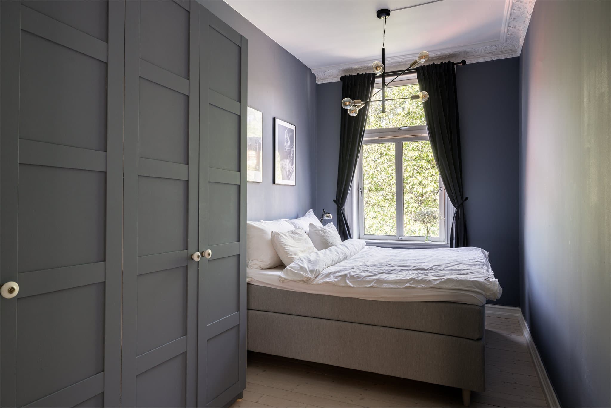 Hovedsoverommet har god plass til dobbeltseng og en romslig garderobeløsning.