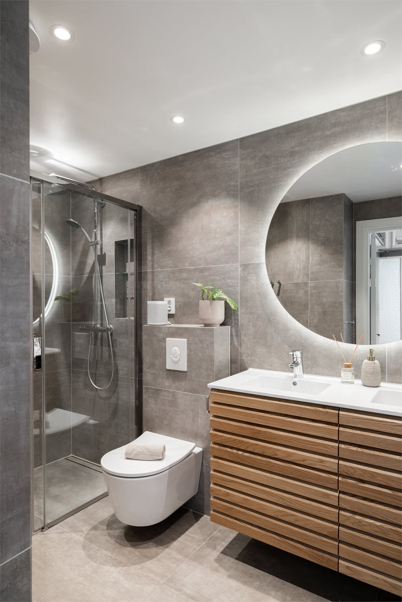 Et rålekker bad som ble renovert i 2021.