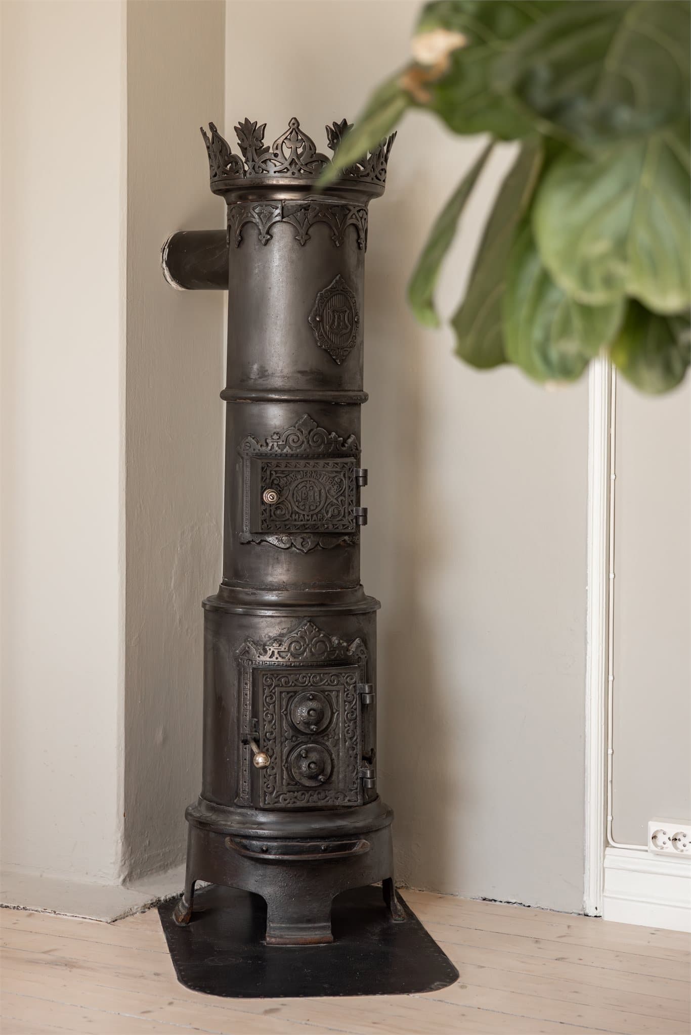 Støpejernsovnen tilfører klassisk sjarm og fungerer som ett av to ildsteder.