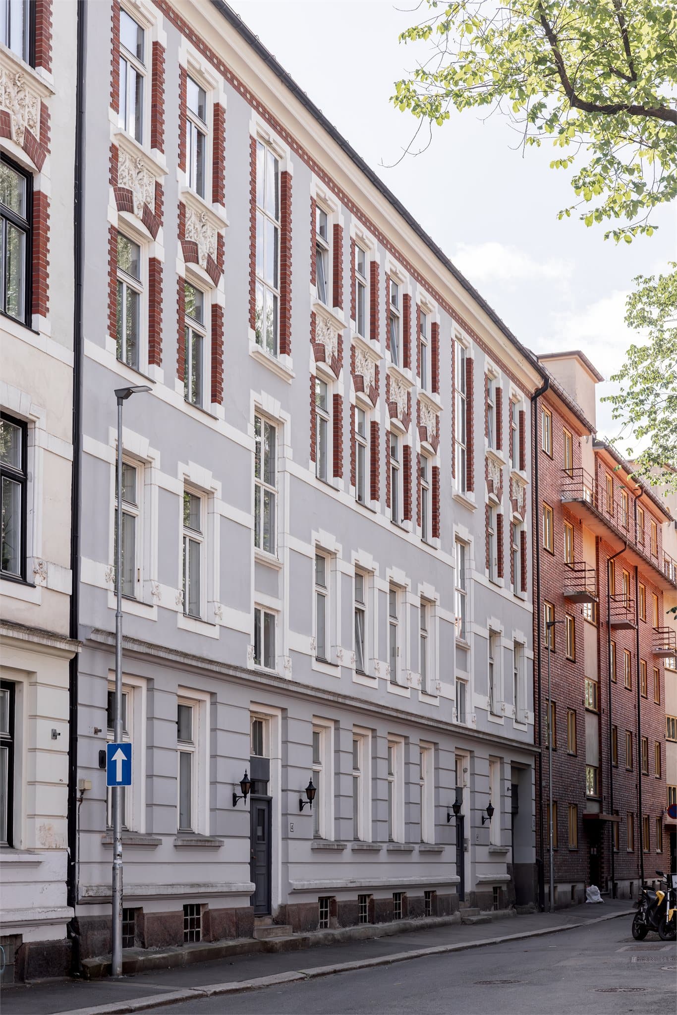 Bygården har en velholdt og representativ fasade.