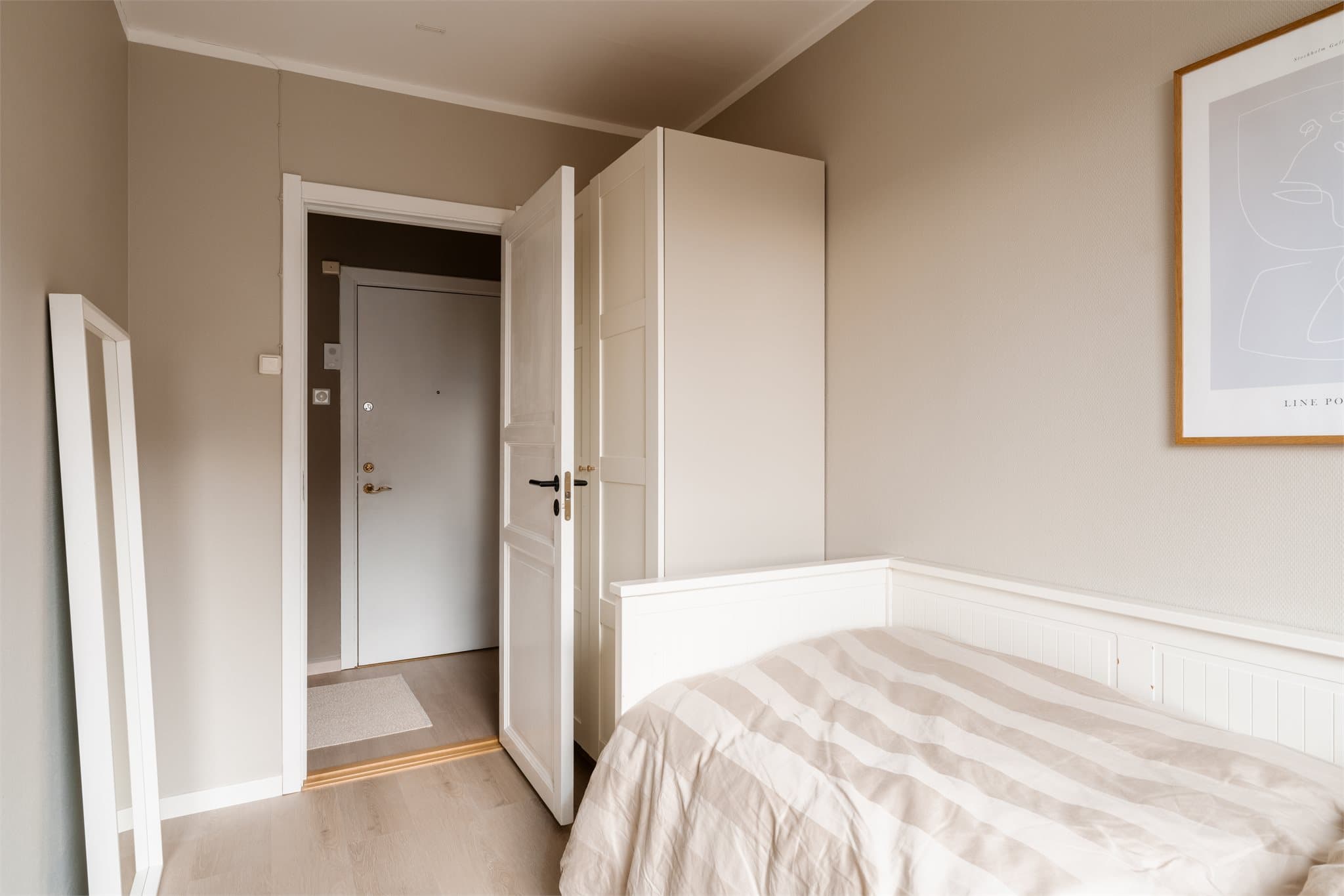 Her er det plass til seng sant ønsket garderobe- og nattbordsløsning.